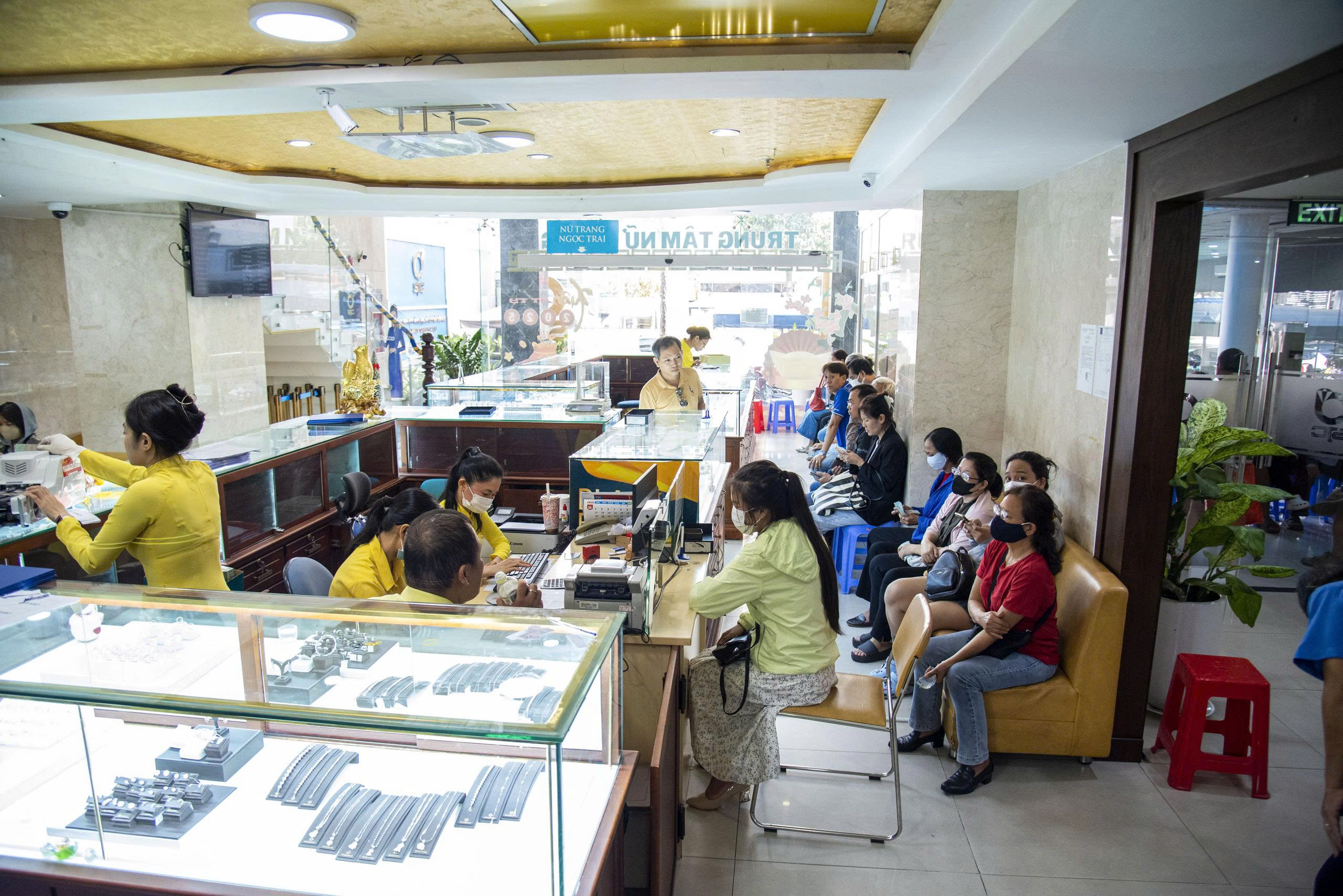 Giá vàng miếng SJC vọt lên 128 triệu đồng/lượng dù giá vàng thế giới đi xuống - Ảnh 2.