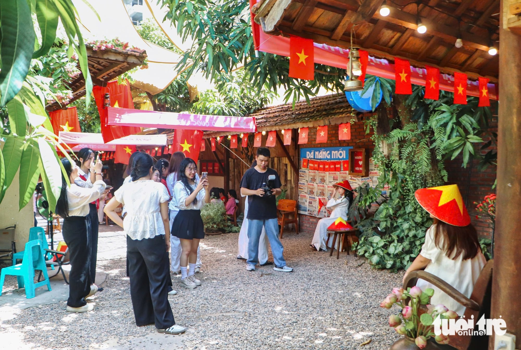 Da Nang cafés immerse visitors in National Day atmosphere- Ảnh 12. Da Nang cafés immerse visitors in National Day atmosphere- Ảnh 12.