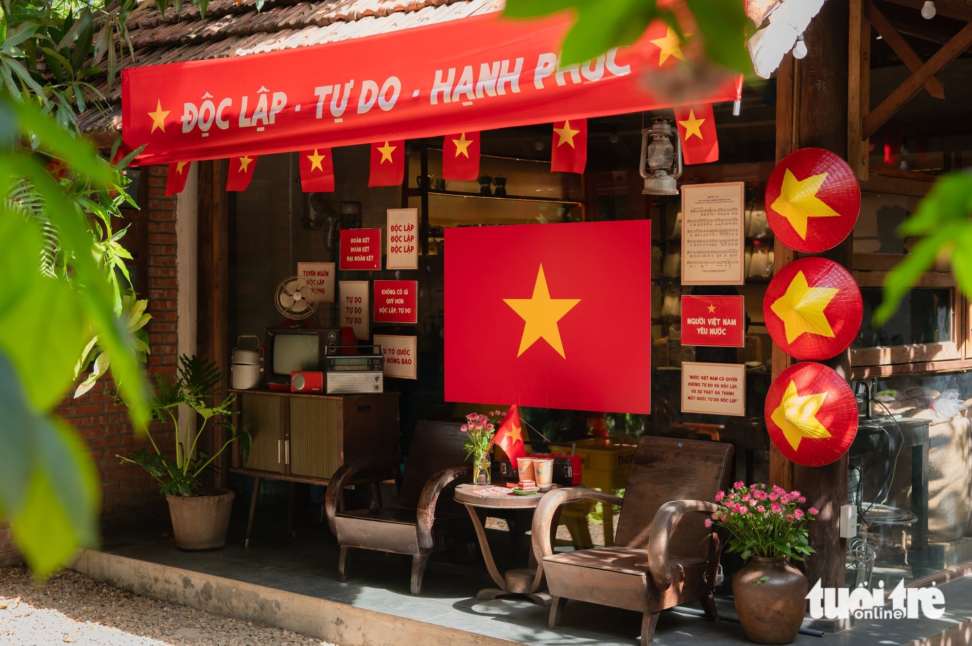 Da Nang cafés immerse visitors in National Day atmosphere- Ảnh 6. Da Nang cafés immerse visitors in National Day atmosphere- Ảnh 6.