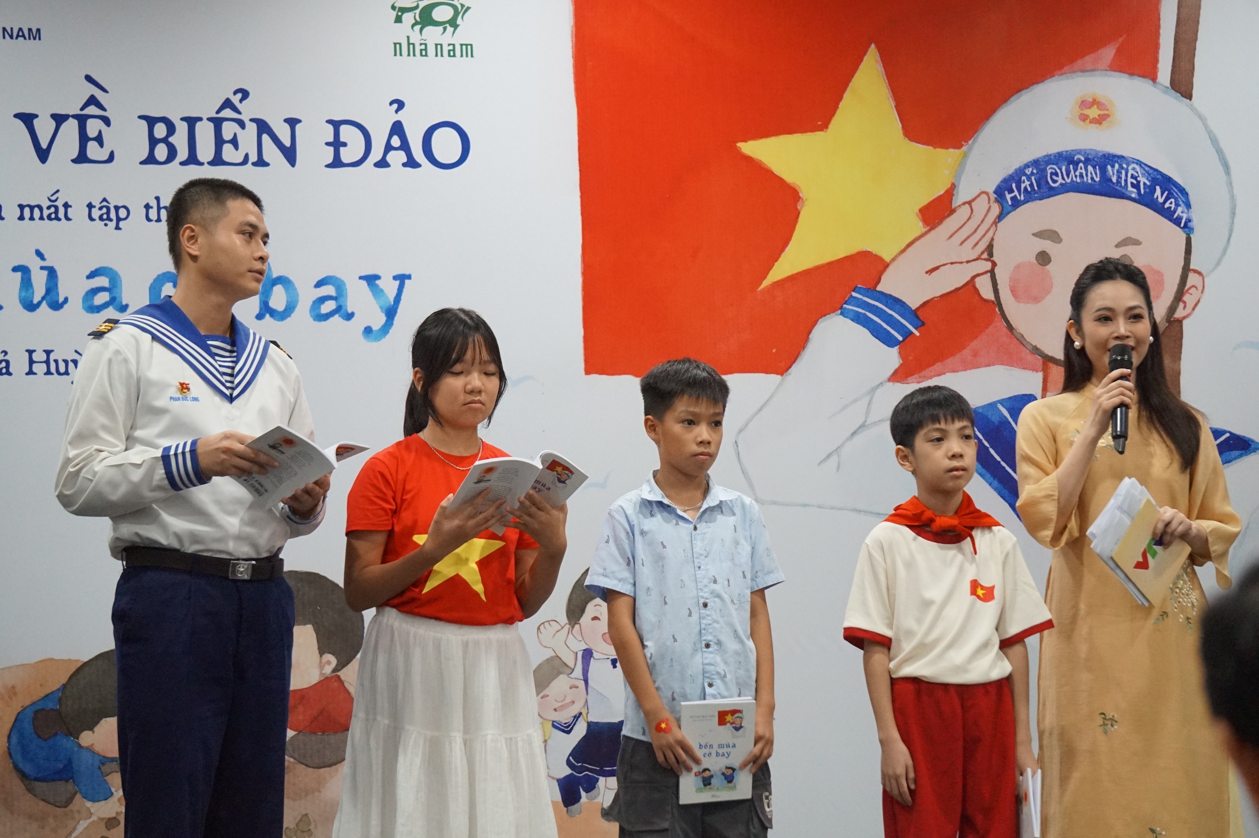'Cuatro estaciones de banderas' y susurros sobre el mar y las islas de la patria - Foto 2. Bốn mùa cờ bay - Ảnh 2.