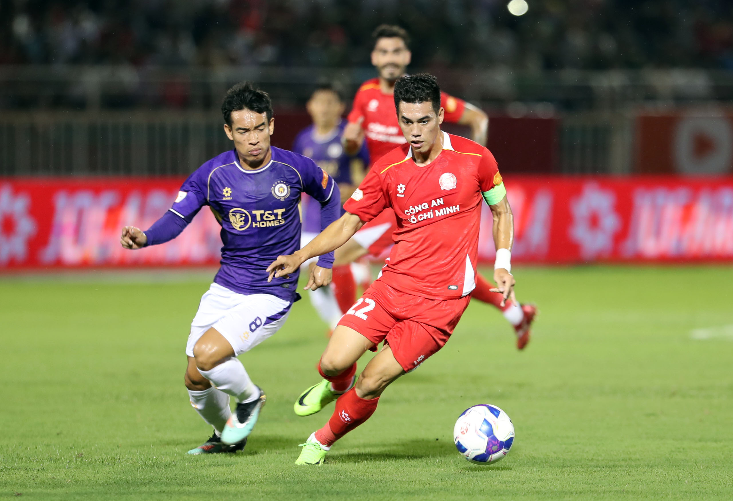 Привабливі стадіони Тонг Нят та Ханг Дей - Фото 1. sân hàng đẫy - Ảnh 1.