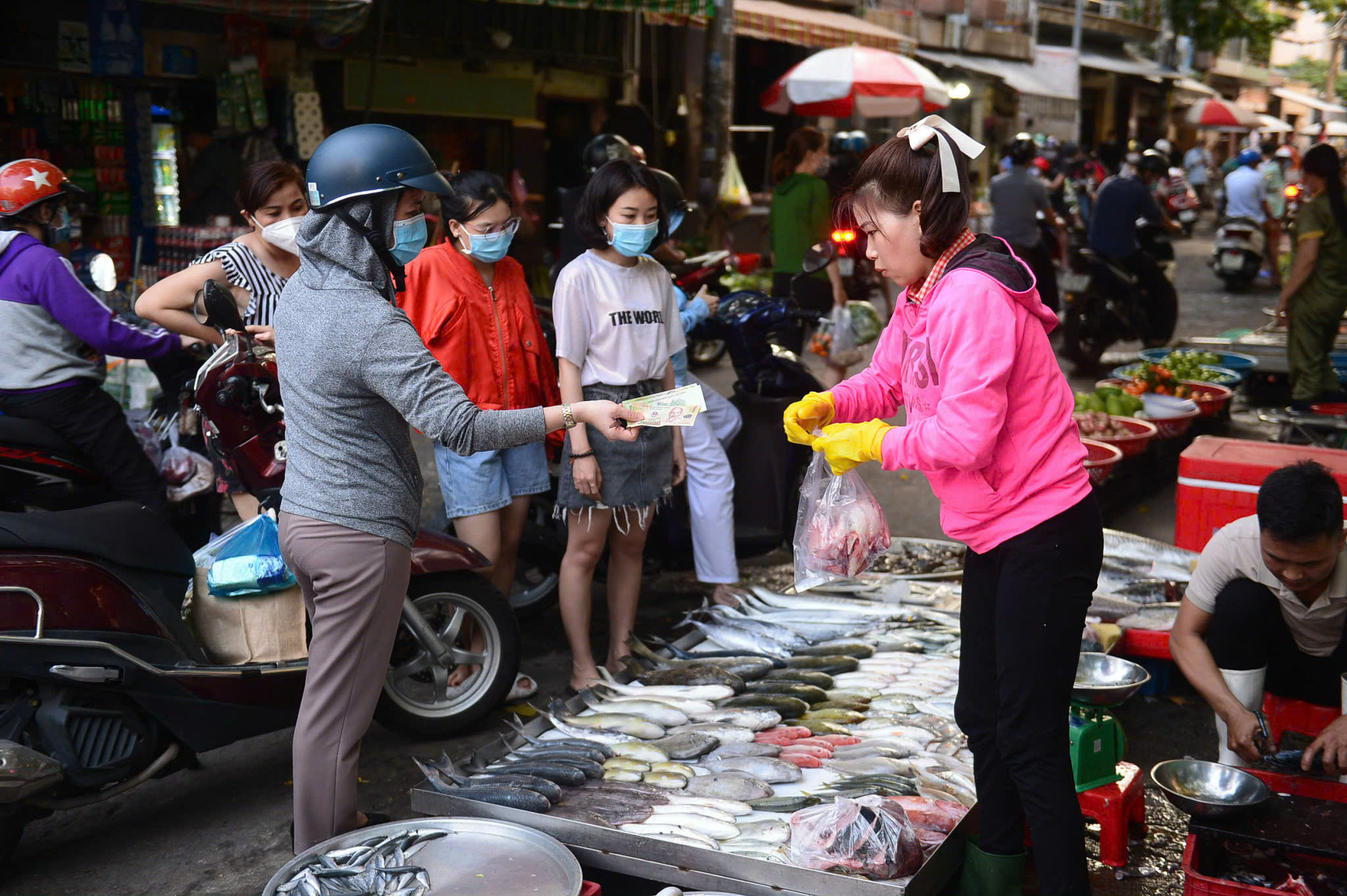 'Đại dương xanh' của chợ truyền thống - Ảnh 1.
