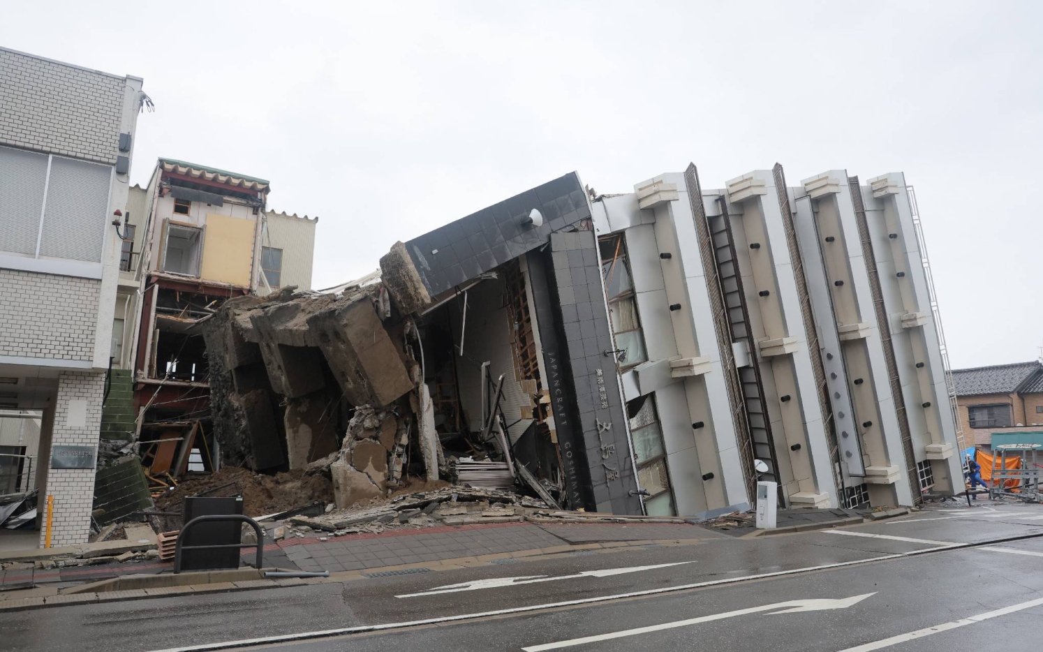Strong quake hits southwestern Japan- Ảnh 1.