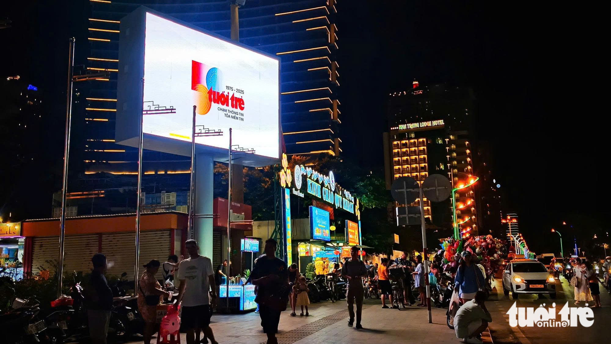 O logotipo que comemora o 50º aniversário do jornal Tuoi Tre está presente em edifícios em Hanói, Cidade de Ho Chi Minh e Da Nang - Foto 12. Logo 50 năm thành lập Tuổi Trẻ có mặt ở các tòa nhà tại Hà Nội, TP.HCM, Đà Nẵng - Ảnh 12.