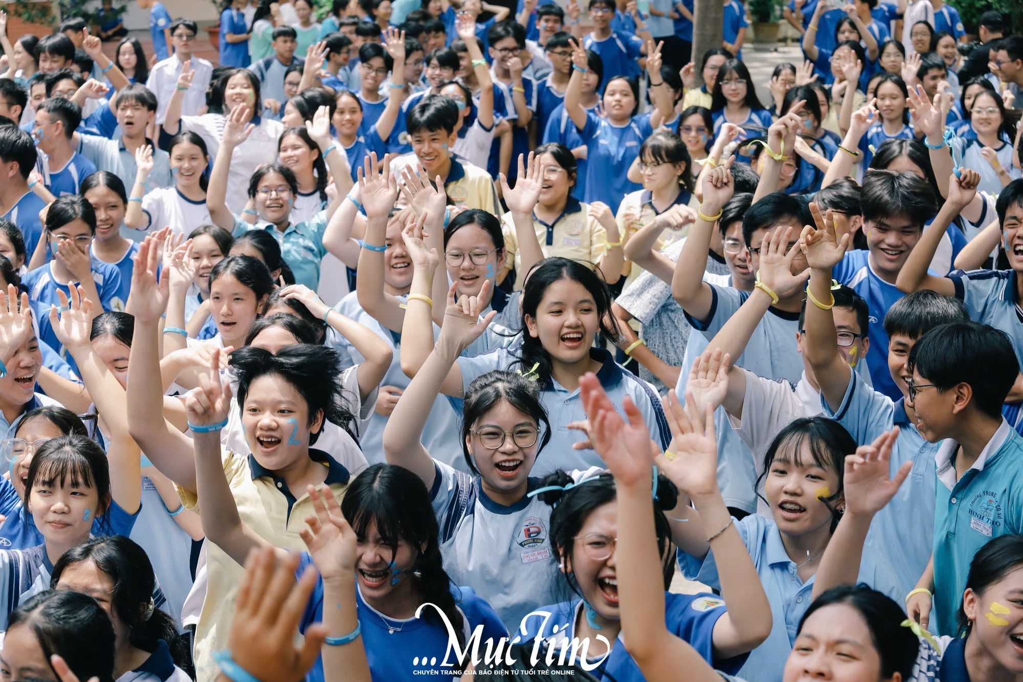 Sóng nhiệt lan tỏa, teen Trường THPT Nguyễn Hữu Huân bùng nổ trong phần hội đón 'tân binh' - Ảnh 1.