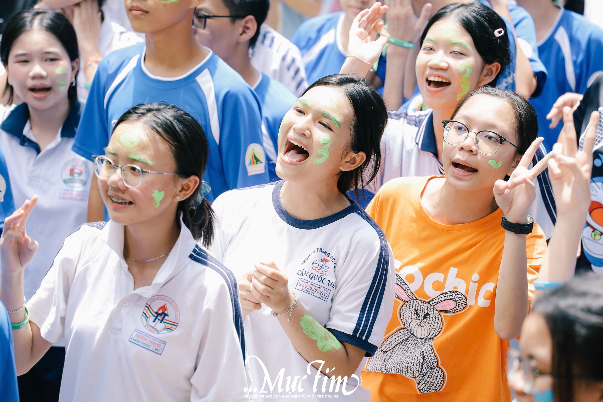 Sóng nhiệt lan tỏa, teen Trường THPT Nguyễn Hữu Huân bùng nổ trong phần hội đón 'tân binh' - Ảnh 2.