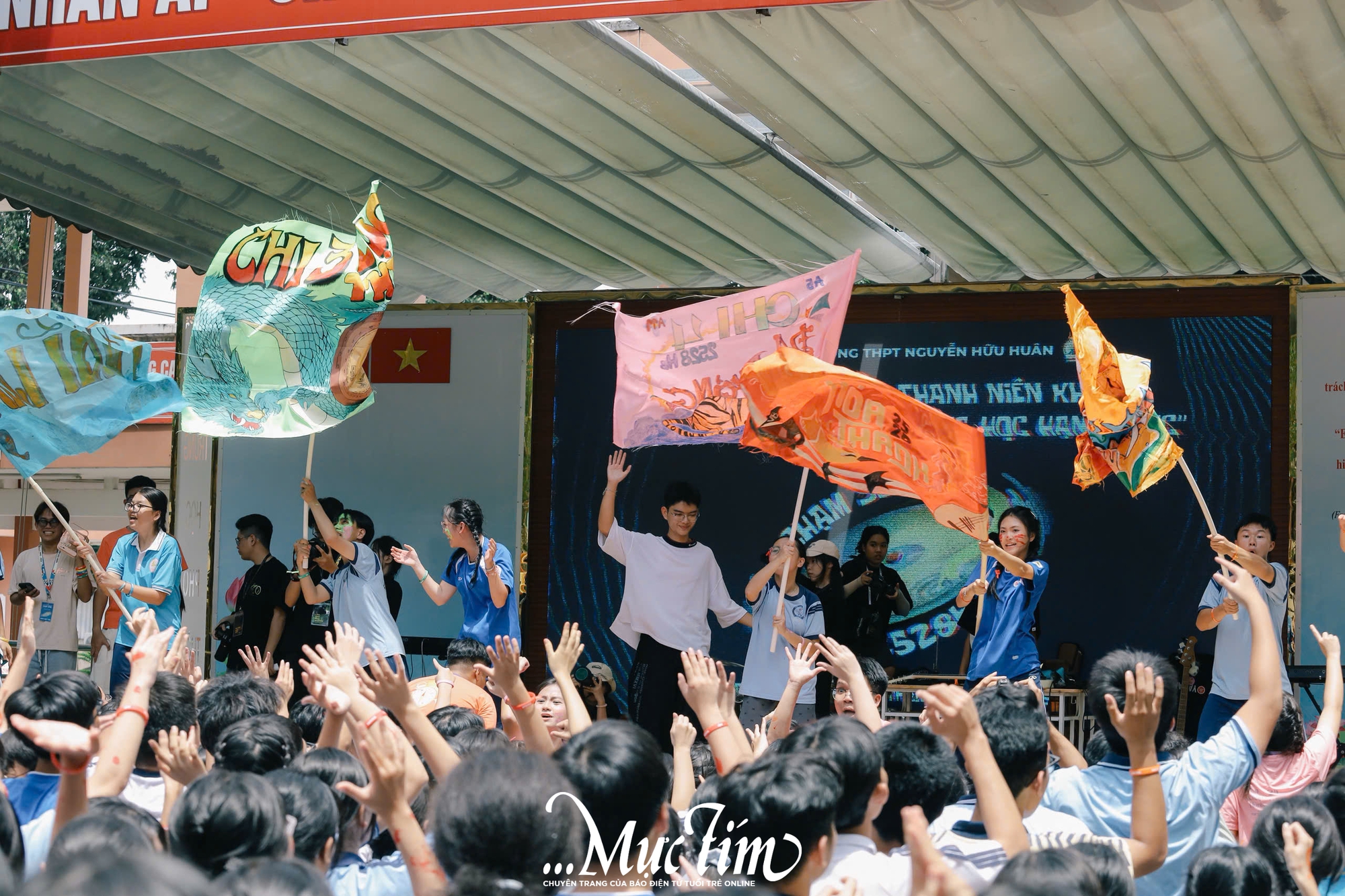Sóng nhiệt lan tỏa, teen Trường THPT Nguyễn Hữu Huân bùng nổ trong phần hội đón 'tân binh' - Ảnh 4.