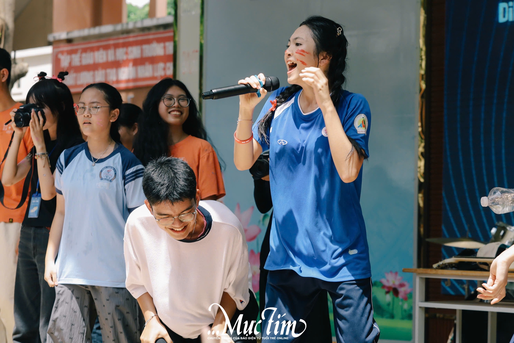 Sóng nhiệt lan tỏa, teen Trường THPT Nguyễn Hữu Huân bùng nổ trong phần hội đón 'tân binh' - Ảnh 5.