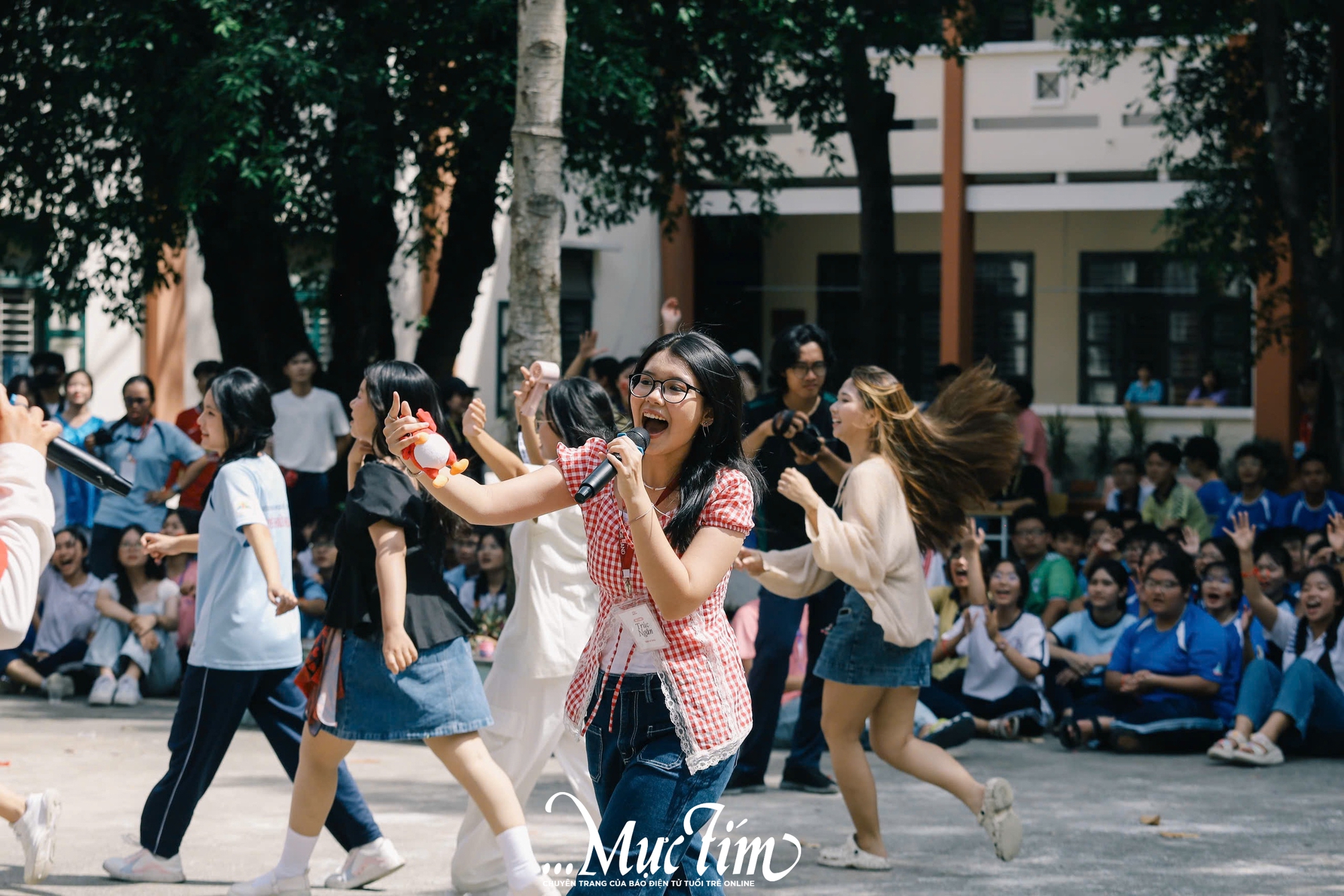 Sóng nhiệt lan tỏa, teen Trường THPT Nguyễn Hữu Huân bùng nổ trong phần hội đón 'tân binh' - Ảnh 8.