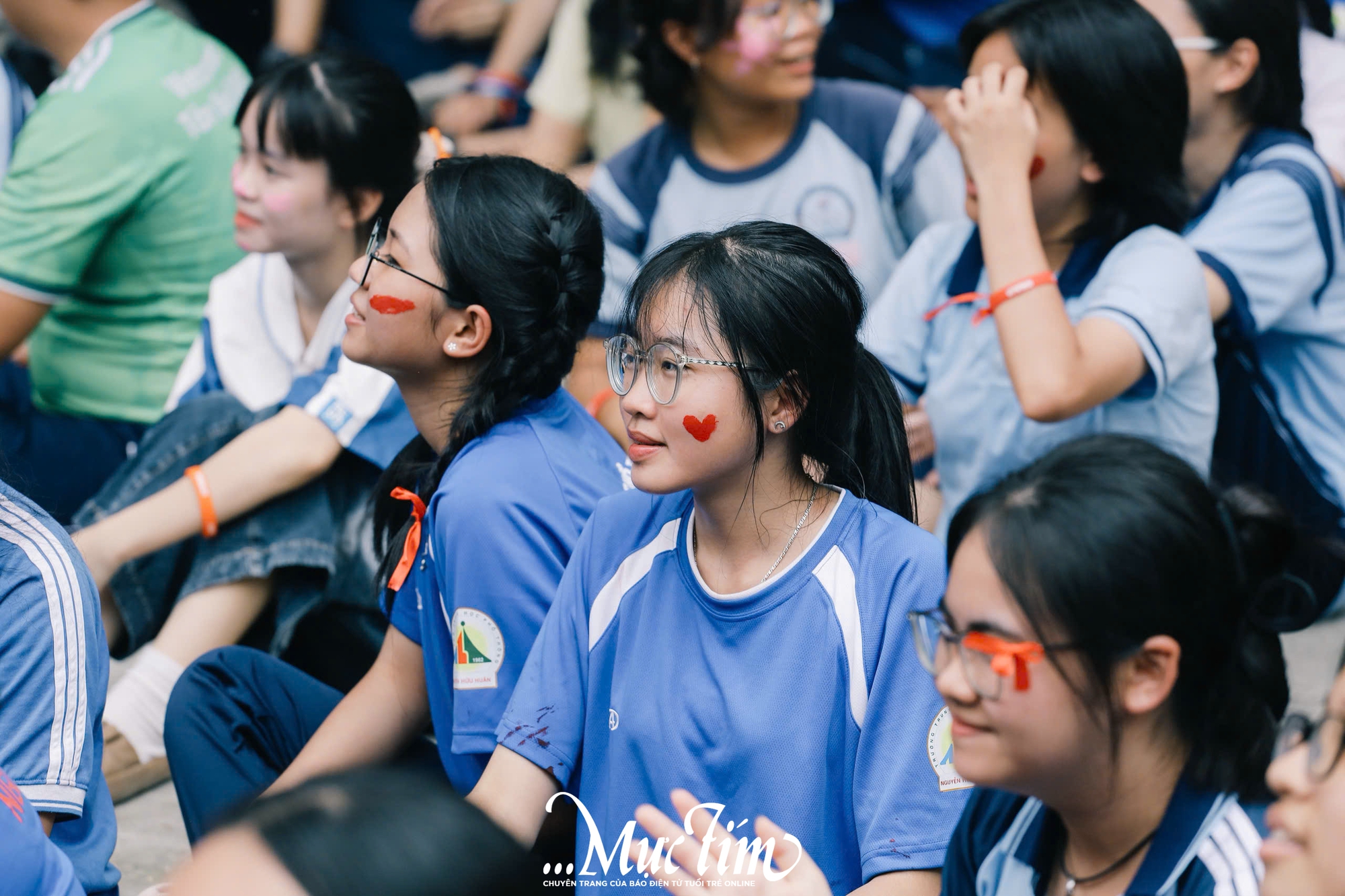 Sóng nhiệt lan tỏa, teen Trường THPT Nguyễn Hữu Huân bùng nổ trong phần hội đón 'tân binh' - Ảnh 14.