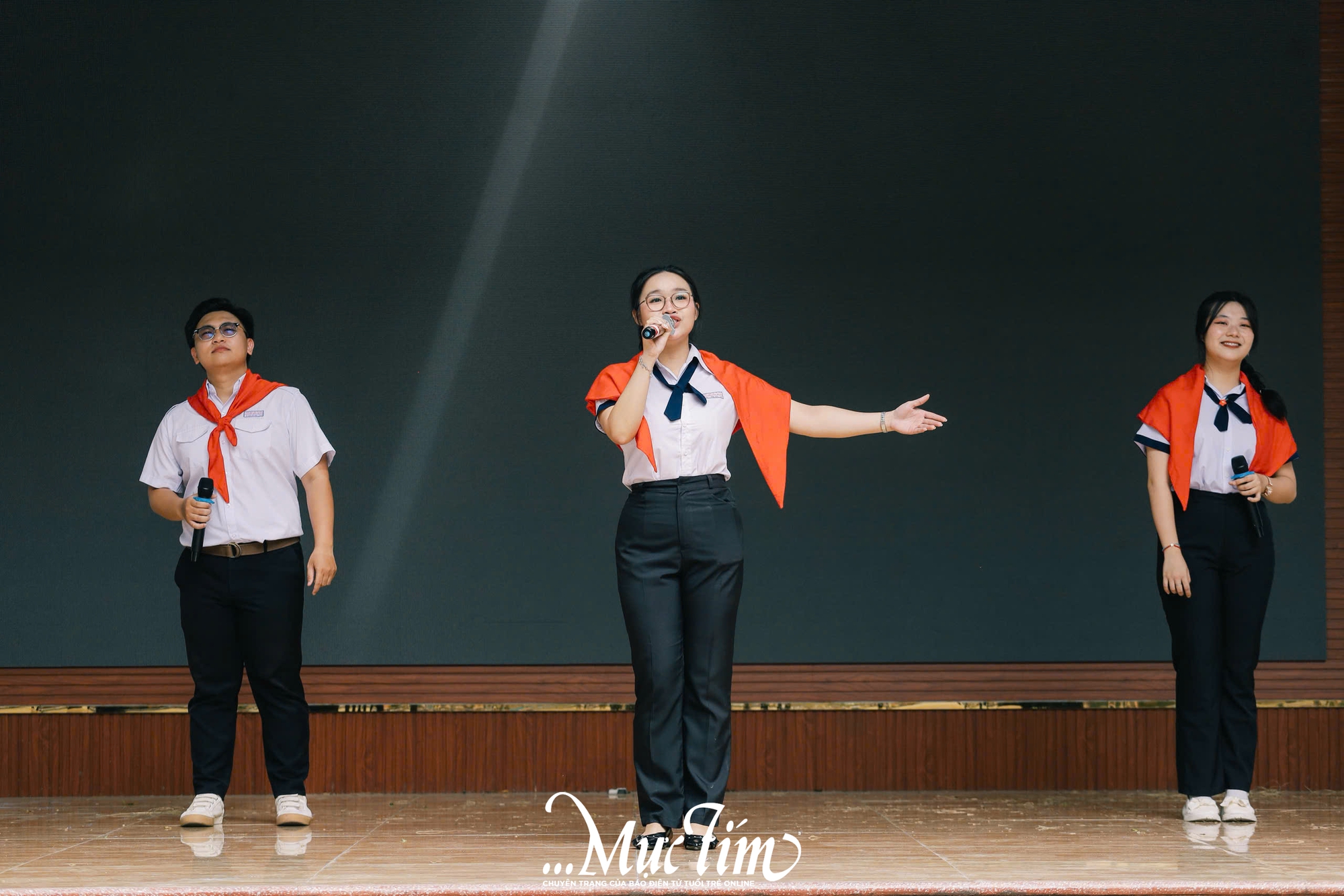 Sóng nhiệt lan tỏa, teen Trường THPT Nguyễn Hữu Huân bùng nổ trong phần hội đón 'tân binh' - Ảnh 15.