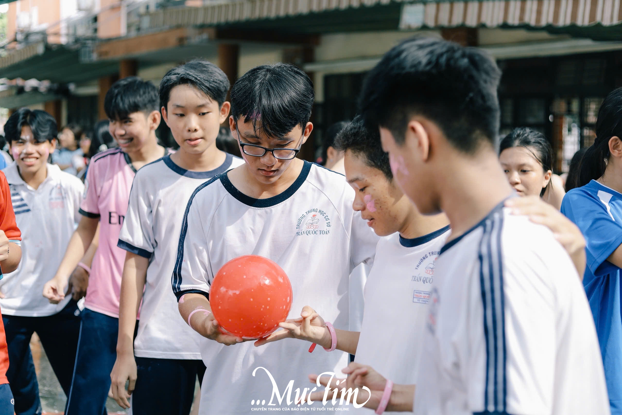 Sóng nhiệt lan tỏa, teen Trường THPT Nguyễn Hữu Huân bùng nổ trong phần hội đón 'tân binh' - Ảnh 22.