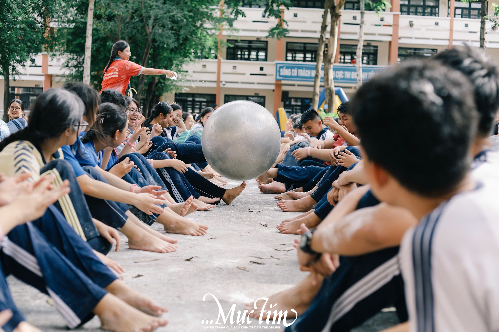 Sóng nhiệt lan tỏa, teen Trường THPT Nguyễn Hữu Huân bùng nổ trong phần hội đón 'tân binh' - Ảnh 23.