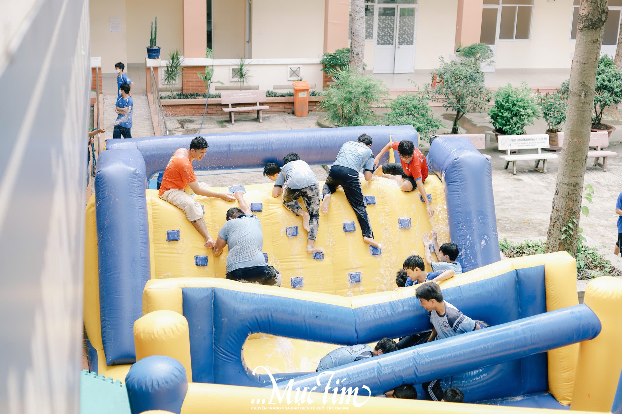 Sóng nhiệt lan tỏa, teen Trường THPT Nguyễn Hữu Huân bùng nổ trong phần hội đón 'tân binh' - Ảnh 28.