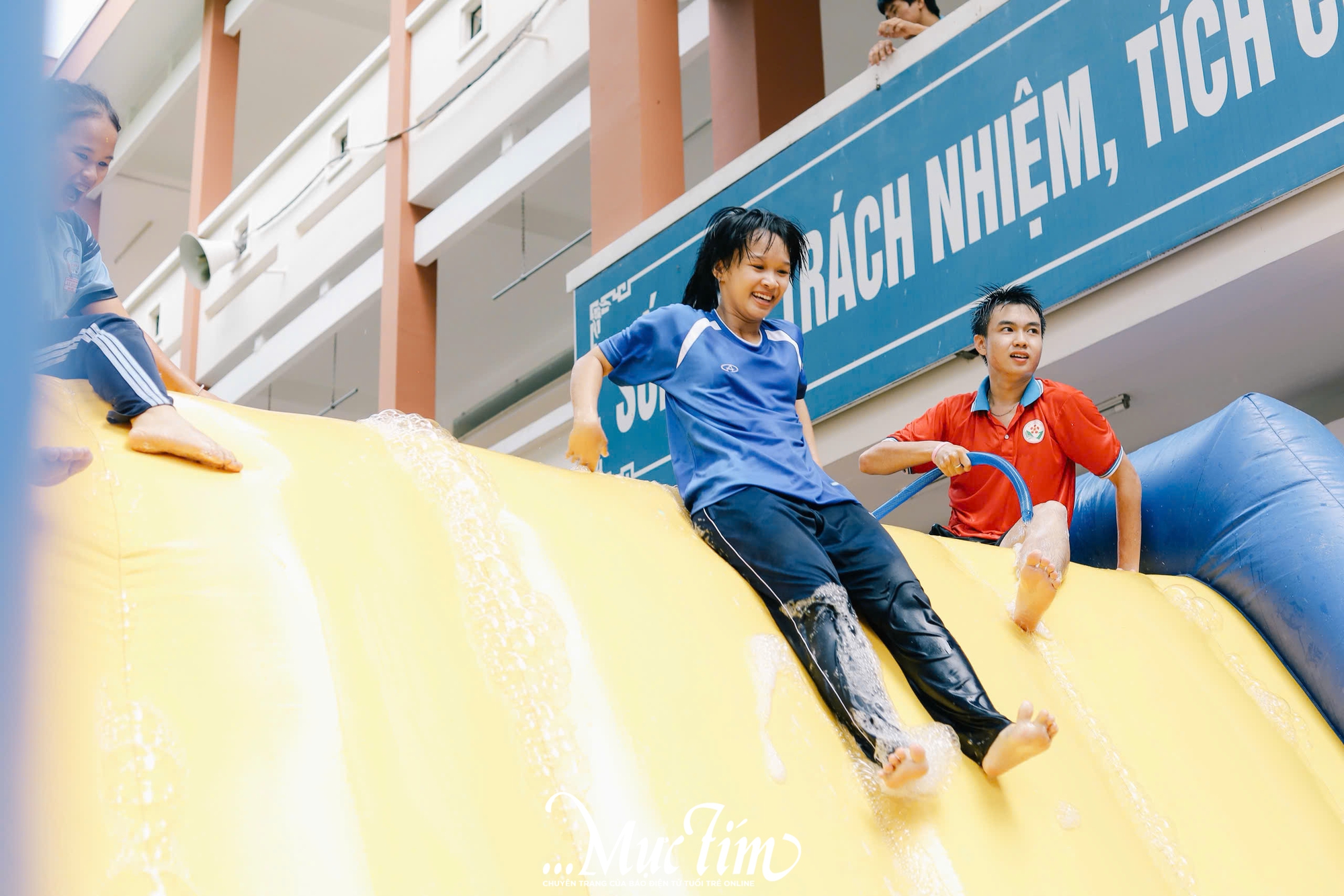 Sóng nhiệt lan tỏa, teen Trường THPT Nguyễn Hữu Huân bùng nổ trong phần hội đón 'tân binh' - Ảnh 29.