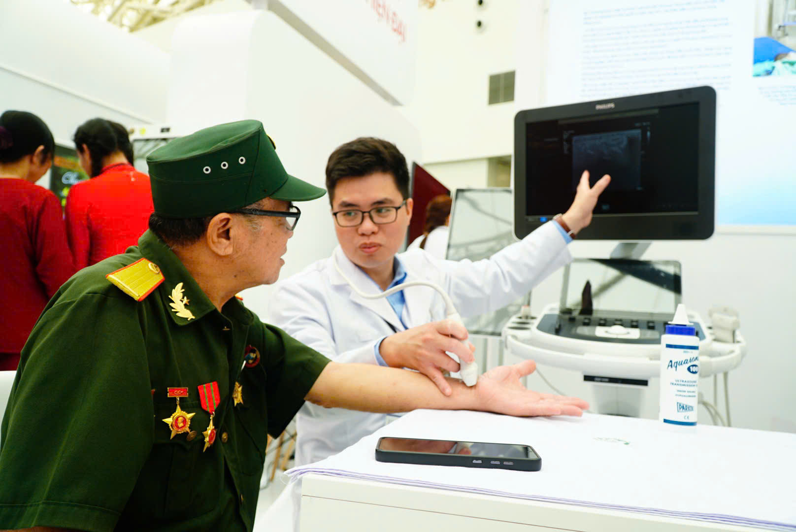 Người dân trầm trồ với xe SUV điện chống đạn, nói chuyện robot tại triển lãm thành tựu đất nước - Ảnh 12.