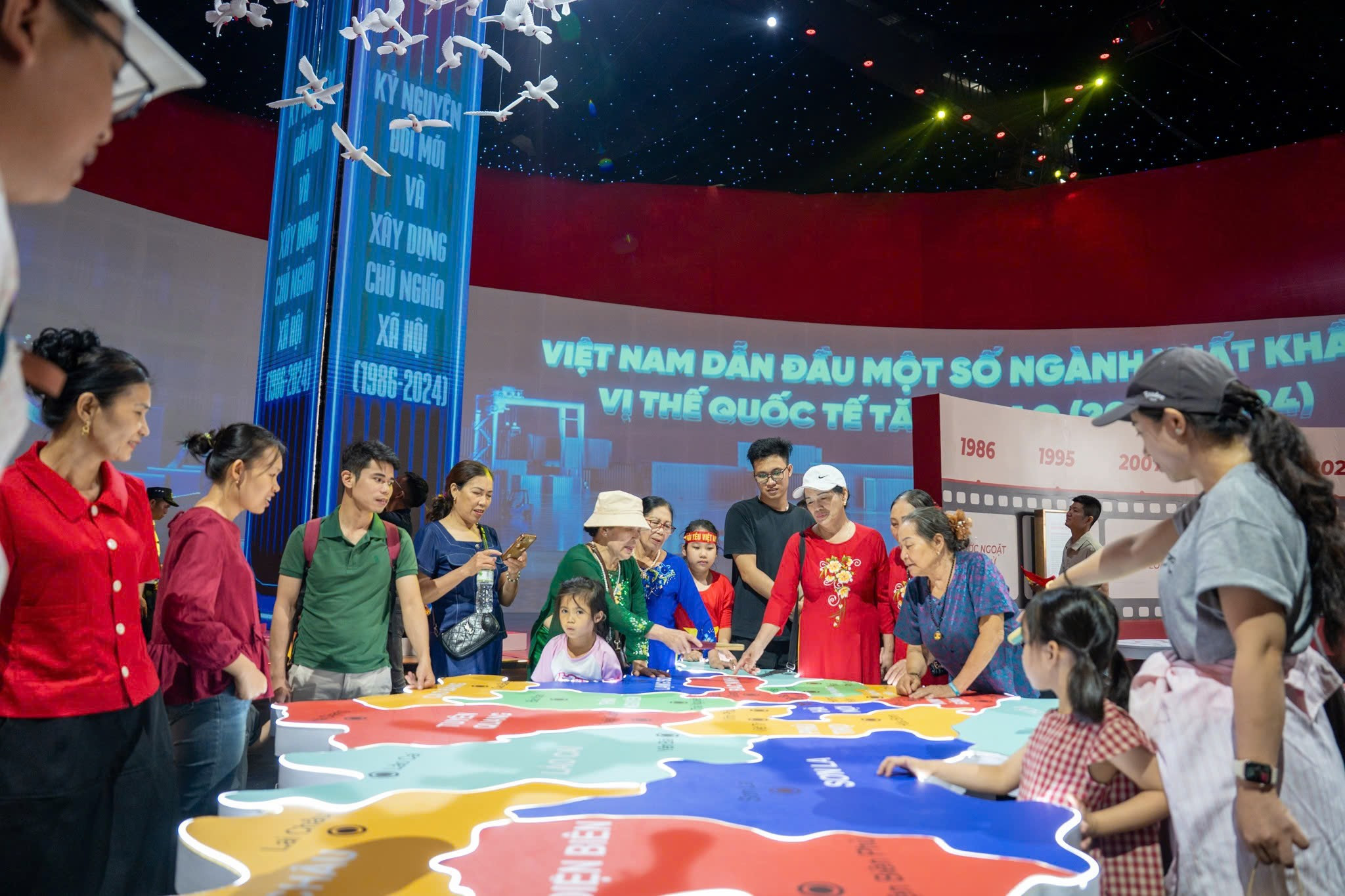 Tổng Bí thư, Thủ tướng dự khai mạc triển lãm thành tựu đất nước 80 năm - Ảnh 8.