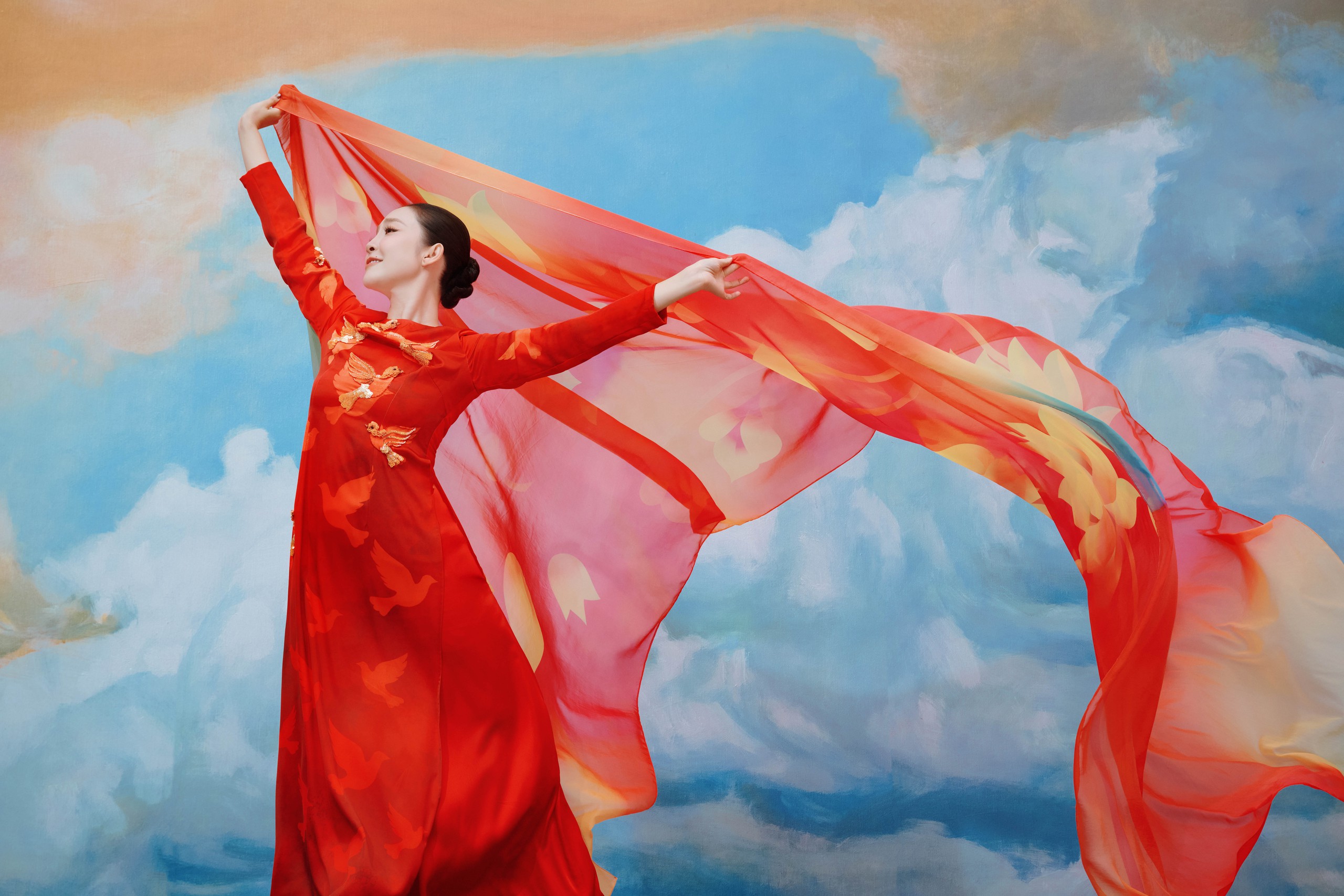 ‘Chim công làng múa’ Linh Nga diện áo dài hạnh phúc của Thủy Nguyễn mừng Quốc khánh - Ảnh 1. Thủy Nguyễn - Ảnh 1.