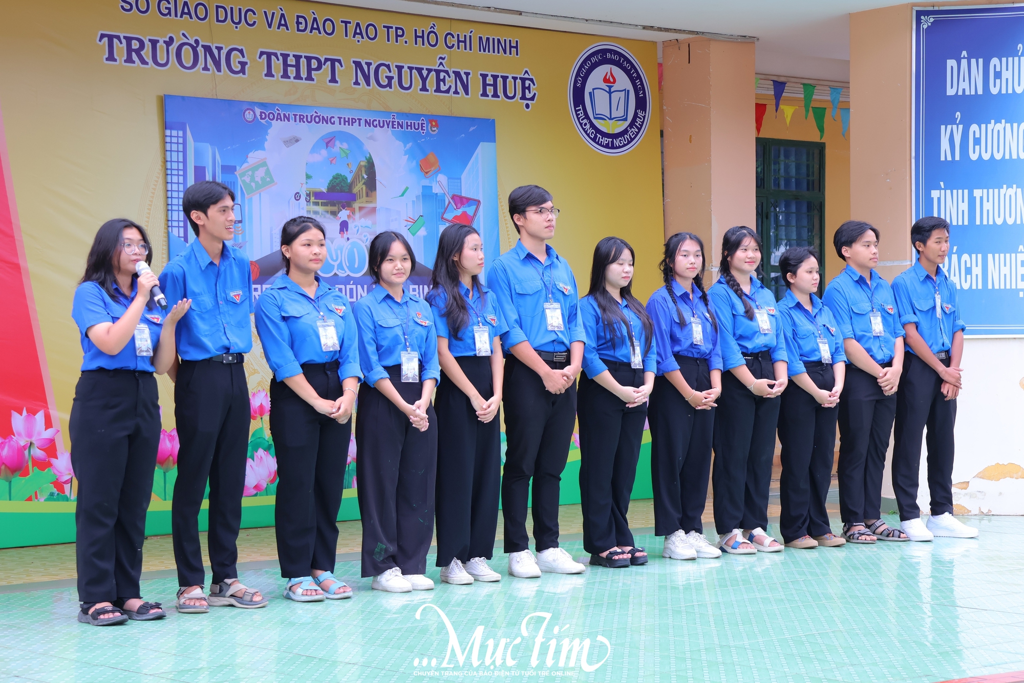 Học sinh lớp 10 Trường THPT Nguyễn Huệ nhận hộ chiếu tân binh, khai mở hành trình thanh xuân- Ảnh 7.