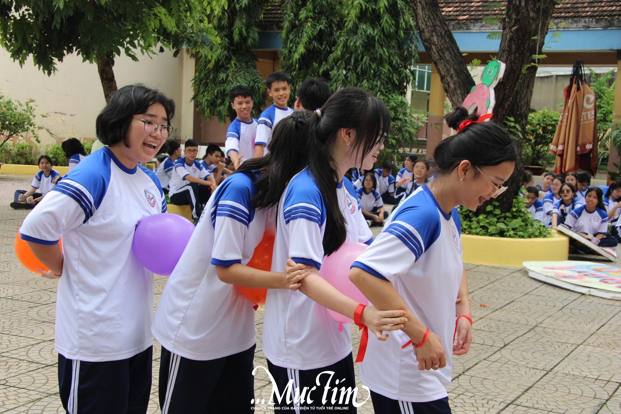 Tân binh khối 10 Trường THPT Nguyễn Thượng Hiền cùng vượt trạm tìm hiểu về trường - Ảnh 1.