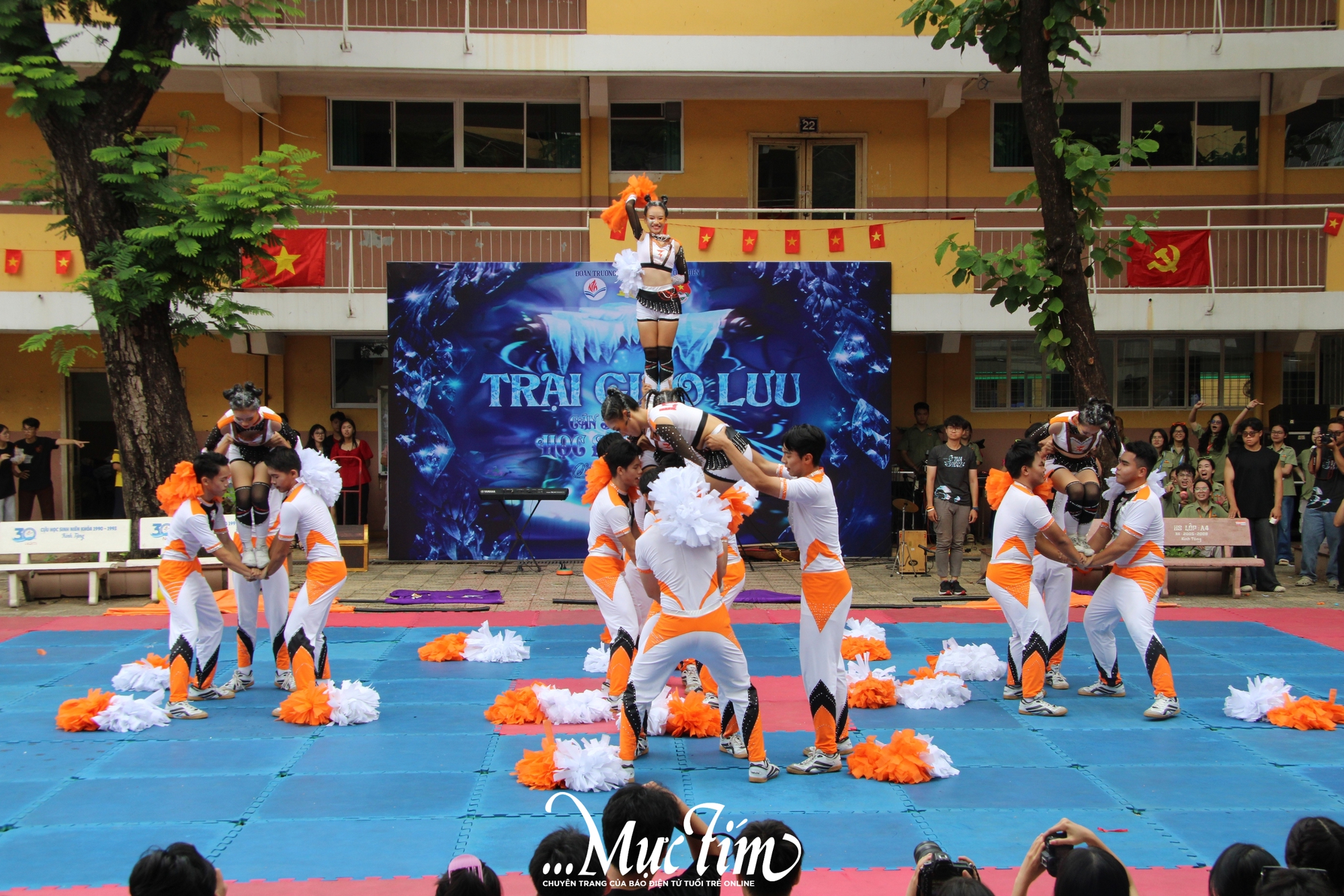 Tân binh khối 10 Trường THPT Nguyễn Thượng Hiền cùng vượt trạm tìm hiểu về trường - Ảnh 8.