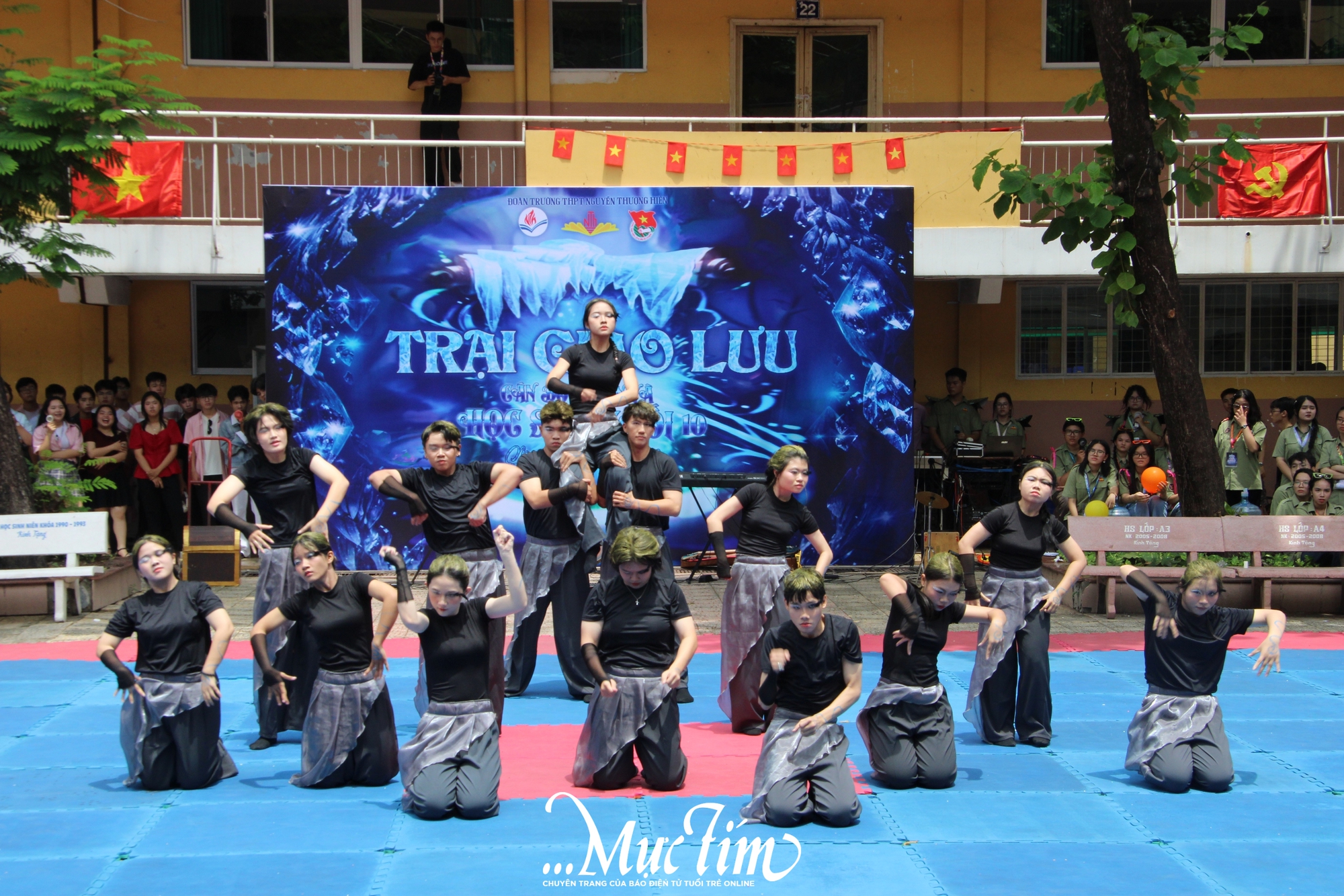 Tân binh khối 10 Trường THPT Nguyễn Thượng Hiền cùng vượt trạm tìm hiểu về trường - Ảnh 9.