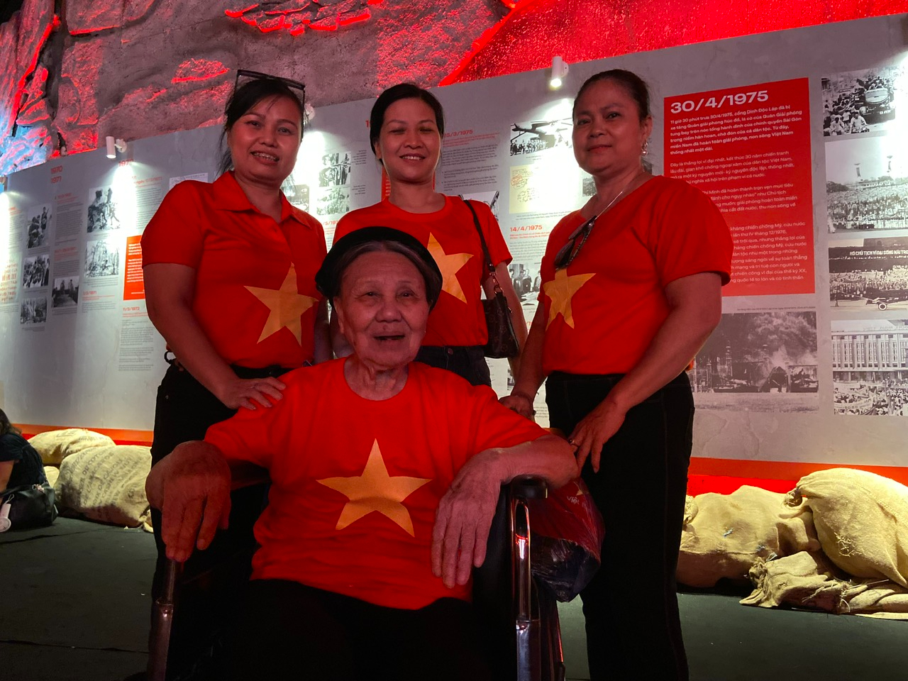 Výstava národních úspěchů, 80letý vzestup národa - Foto 3. Người dân xúc động xem triển lãm thành tựu đất nước, sức vươn mình 80 năm của dân tộc - Ảnh 3.