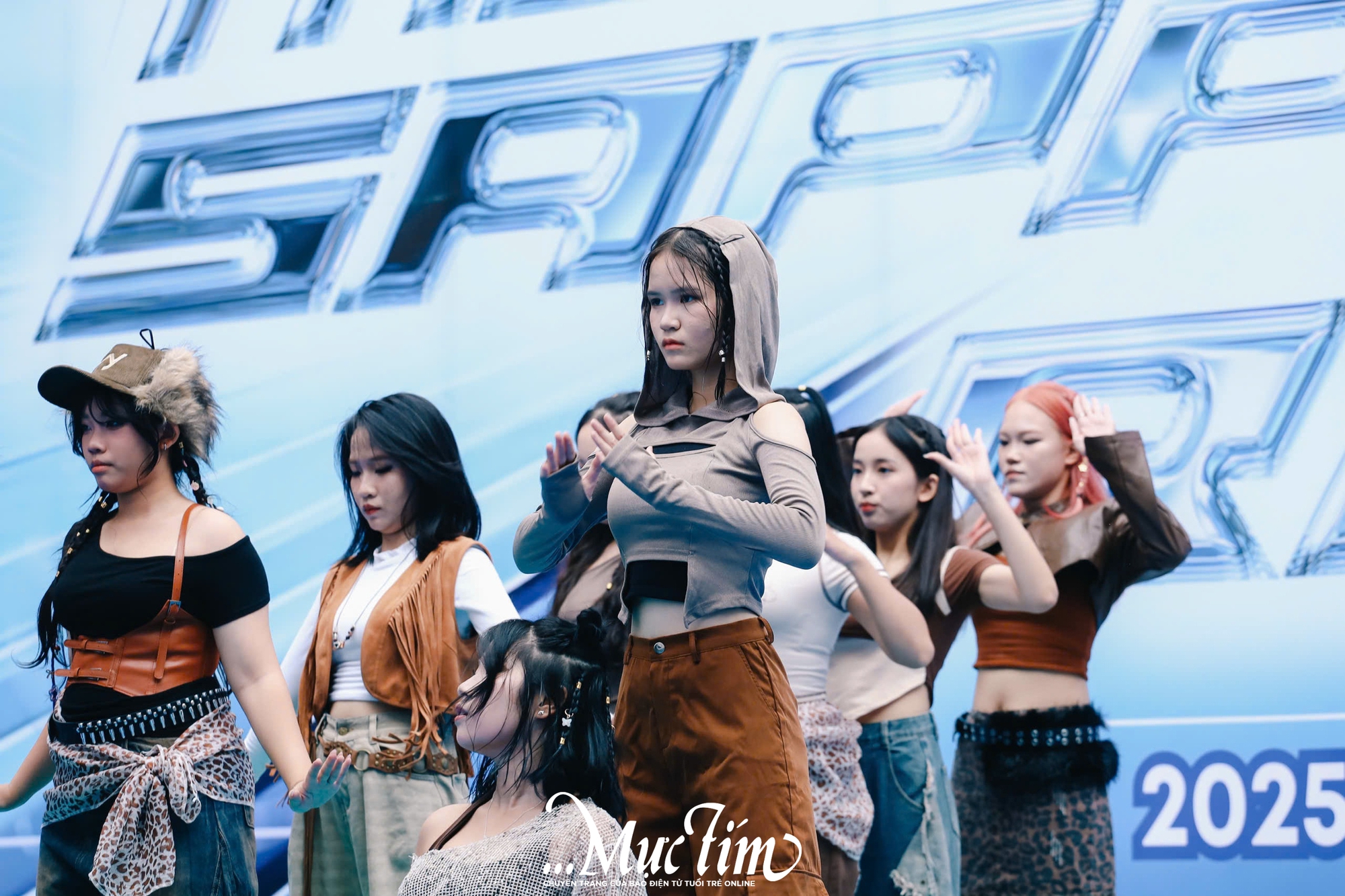Teen Trường THPT Bùi Thị Xuân thiết kế ‘triều đại Sapphire’ chào đón ‘tân binh’ - Ảnh 5.