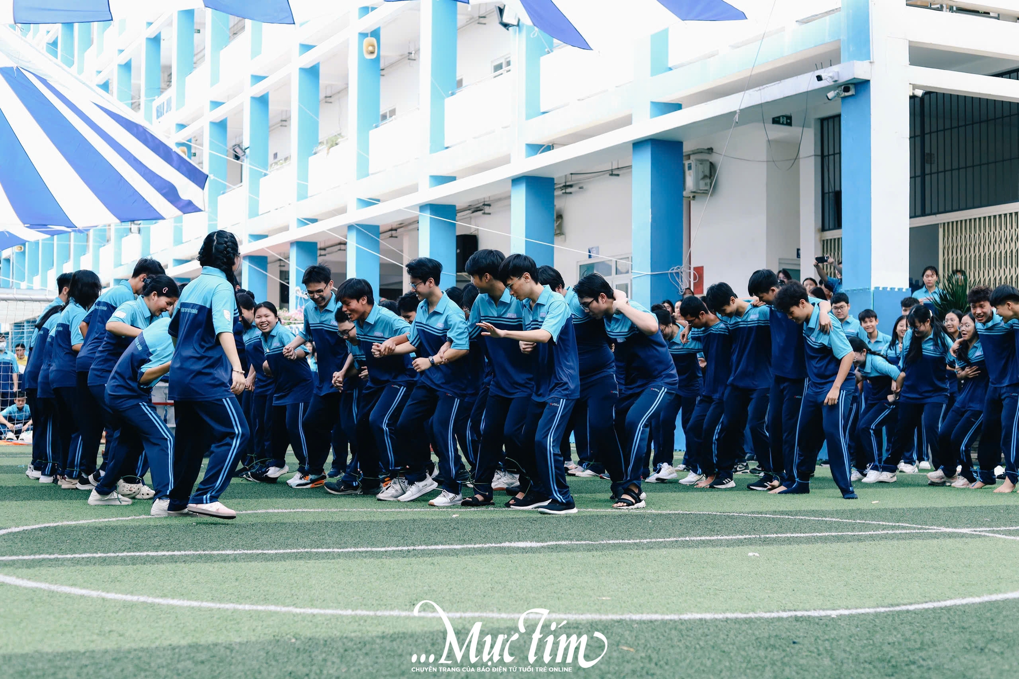 Teen Trường THPT Bùi Thị Xuân thiết kế ‘triều đại Sapphire’ chào đón ‘tân binh’ - Ảnh 13.