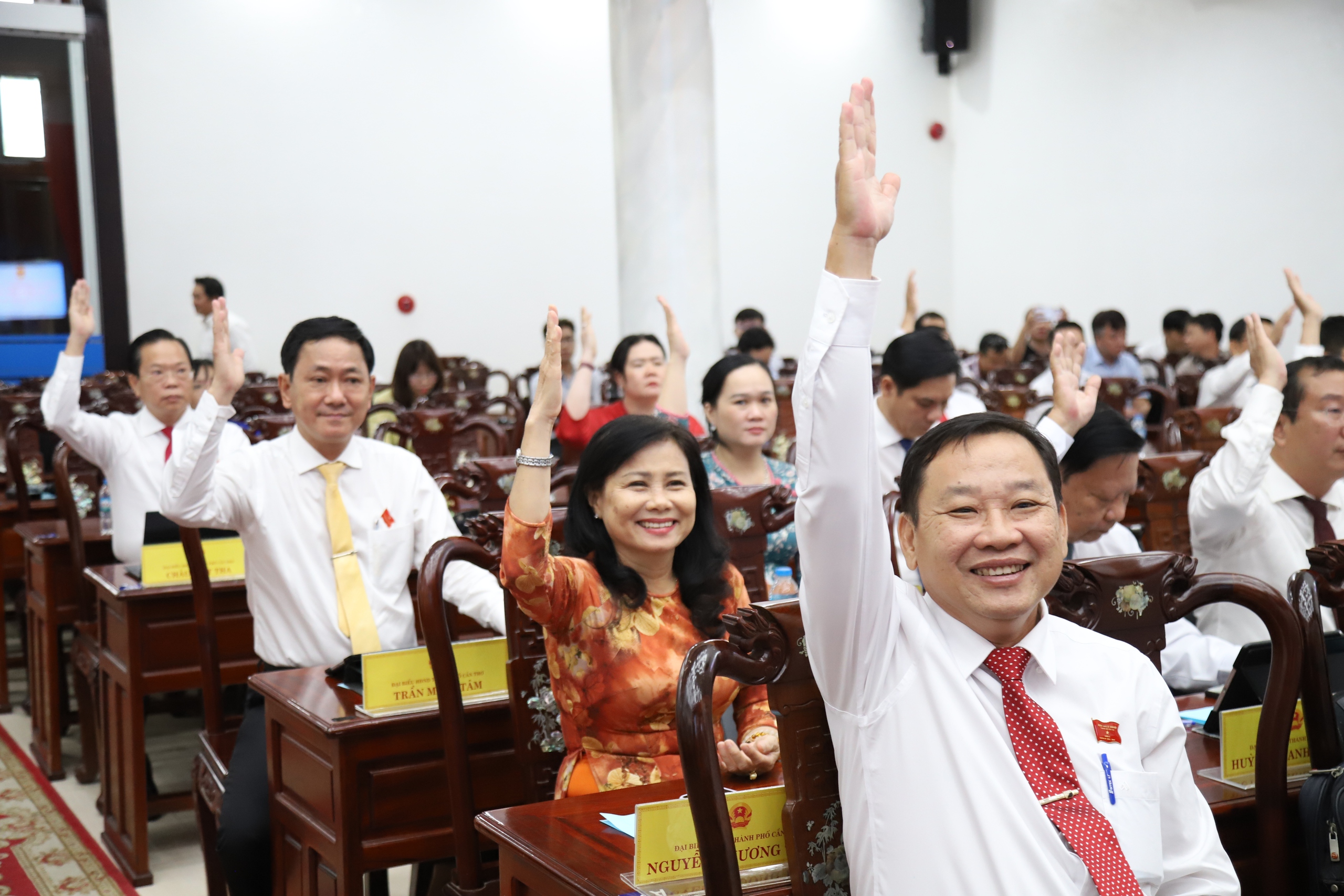 Cán bộ Hậu Giang, Sóc Trăng về Cần Thơ công tác được hỗ trợ 5 triệu đồng/tháng trong 2 năm - Ảnh 1.