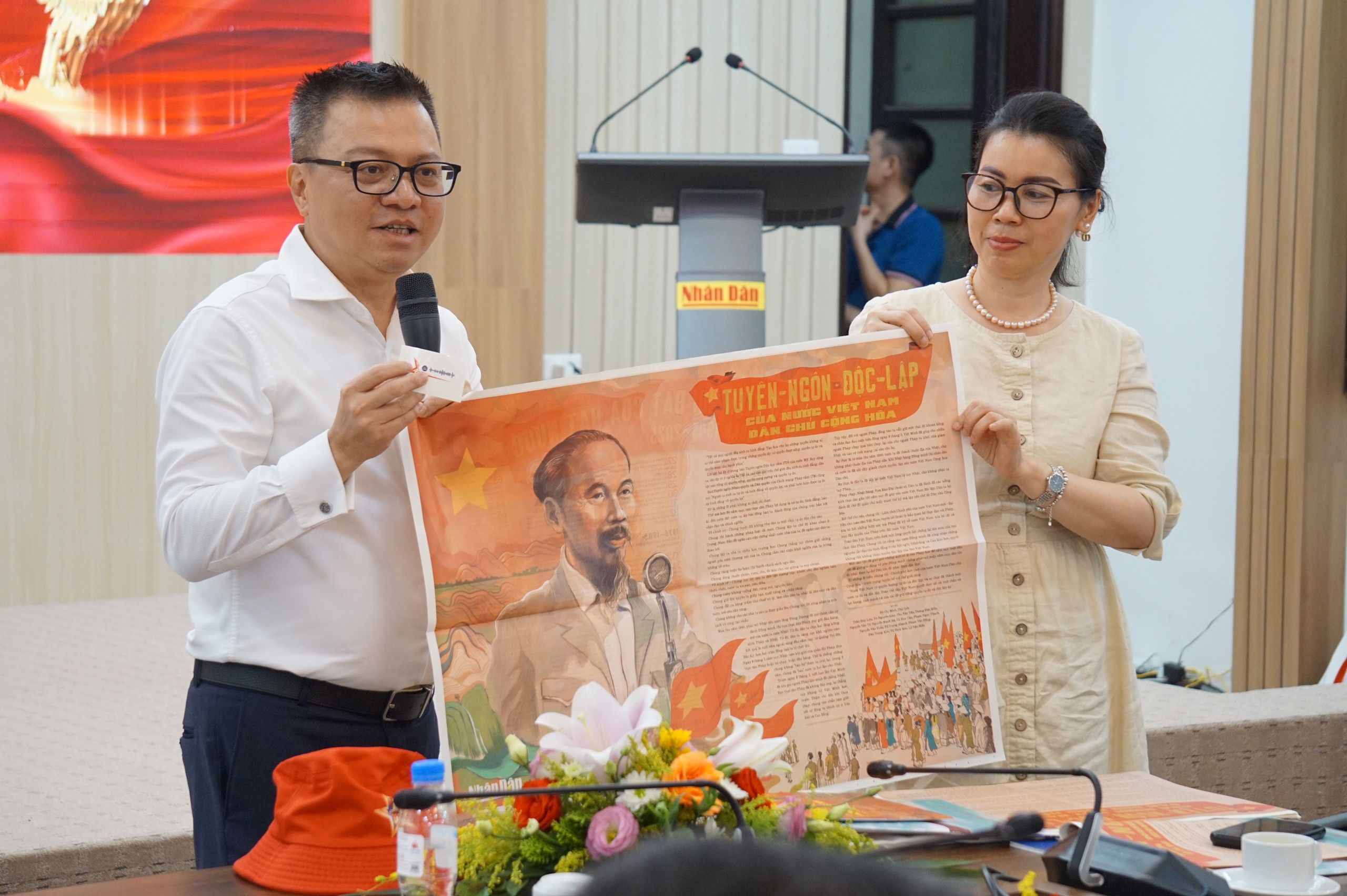 Phụ san báo Nhân dân, Bác Hồ đọc Tuyên ngôn Độc lập không mặc áo đại cán quen thuộc - Ảnh 3. Tuyên ngôn Độc lập - Ảnh 3.