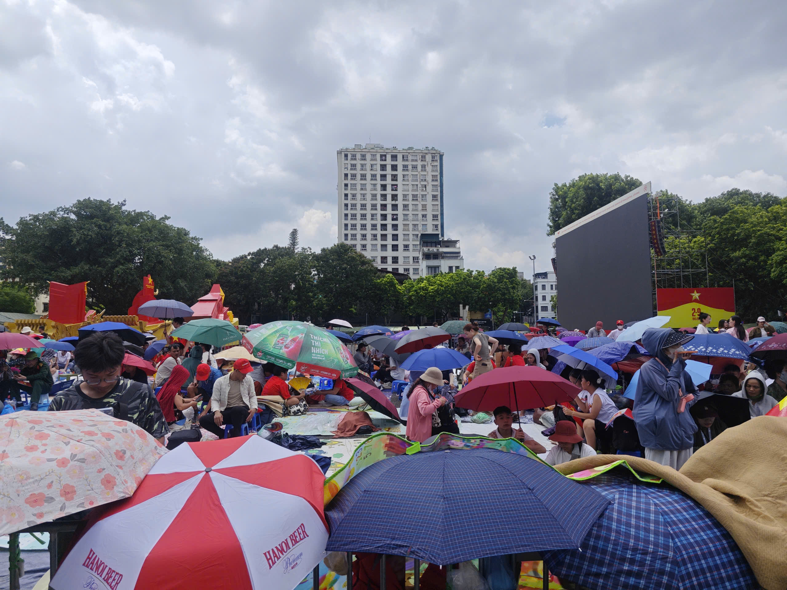 Warga emas dan kanak-kanak tidak boleh mengambil risiko 'berada di bawah hujan dan matahari' untuk menonton perarakan A80 - Foto 2. diễu binh - Ảnh 2.