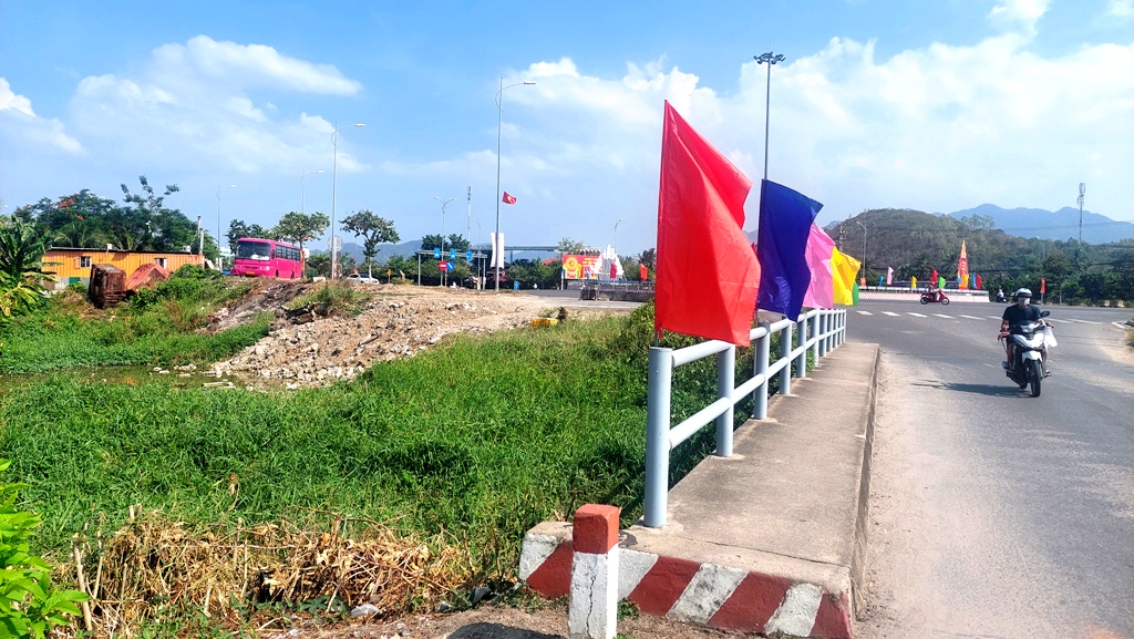 Khắc phục xong hậu quả 2 vụ lấp sông, chặn đường thoát lũ tại 2 phường Nha Trang - Ảnh 1.
