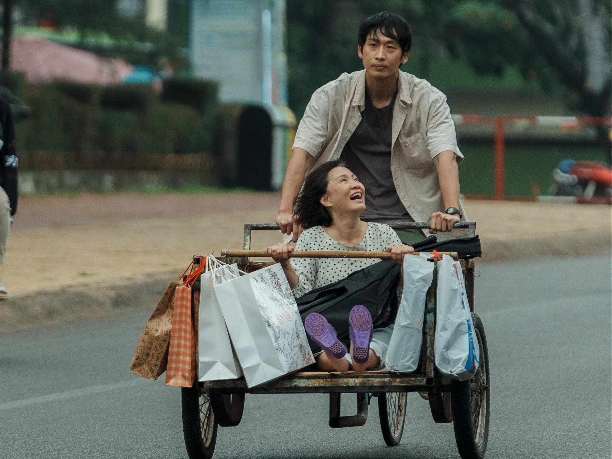 Mang mẹ đi bỏ - Ảnh 1.