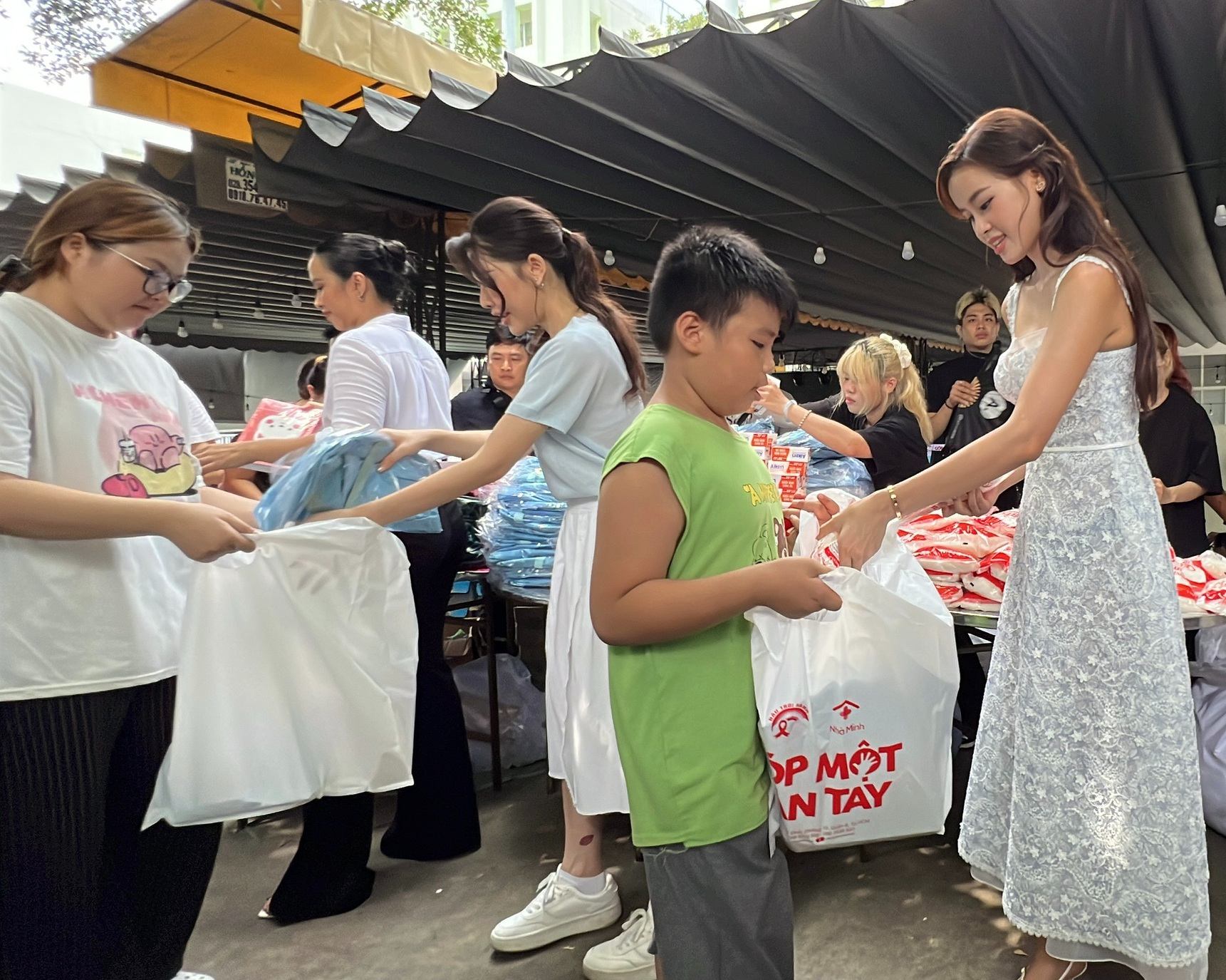 Güzellik kraliçeleri ve ikinciler, HIV/AIDS'ten etkilenen çocukların ısınmasına 'ateş' katıyor - Fotoğraf 2. HIV/AIDS - Ảnh 2.