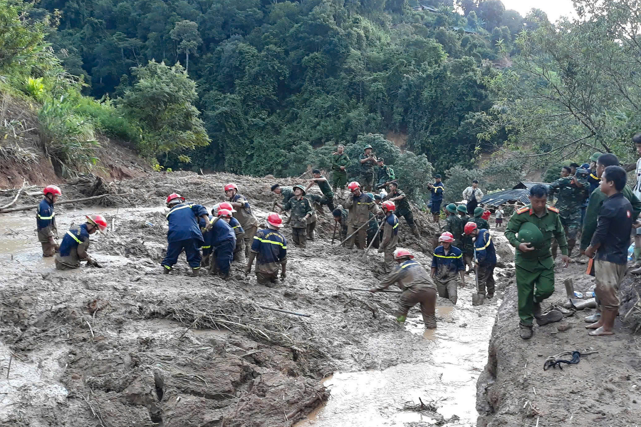 Bí thư Hà Nội thăm hỏi 2 tỉnh Điện Biên và Sơn La bị ảnh hưởng mưa lũ, chi 8 tỉ đồng hỗ trợ - Ảnh 1.