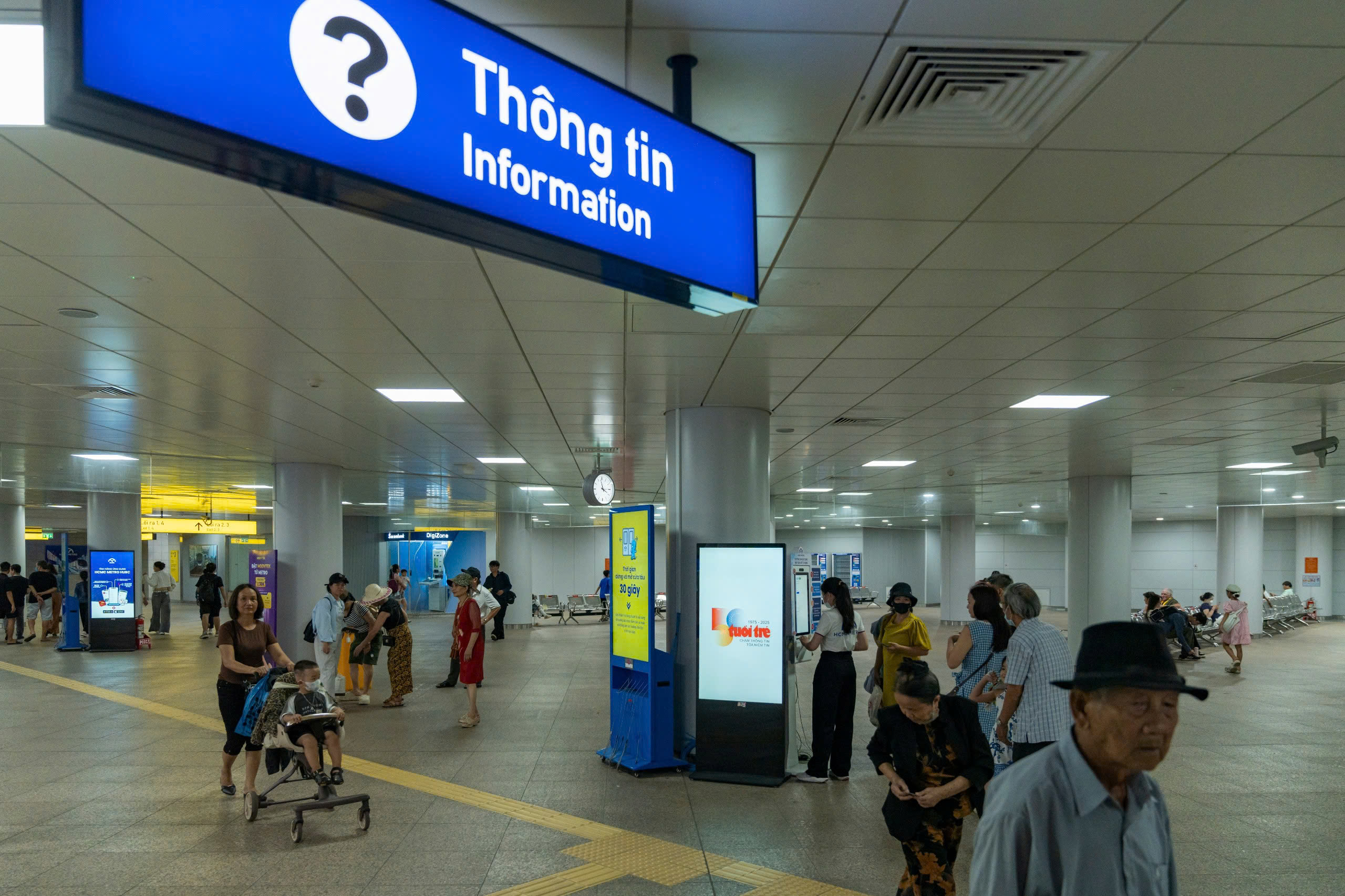 O logotipo comemorativo do 50º aniversário do jornal Tuoi Tre apareceu na linha 1 do metrô - Foto 2. báo Tuổi Trẻ - Ảnh 2.