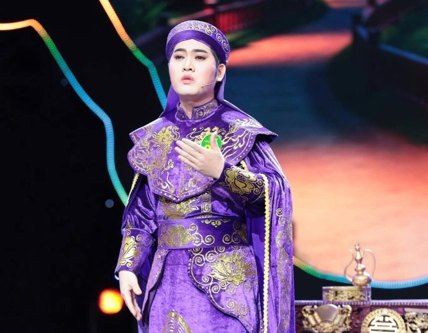 השופטים התרשמו מאוד מהנערה בת ה-19 בסיבוב הבחירה של פעמון הזהב של המוזיקה המסורתית - תמונה 2. Chuông vàng vọng cổ - Ảnh 2.