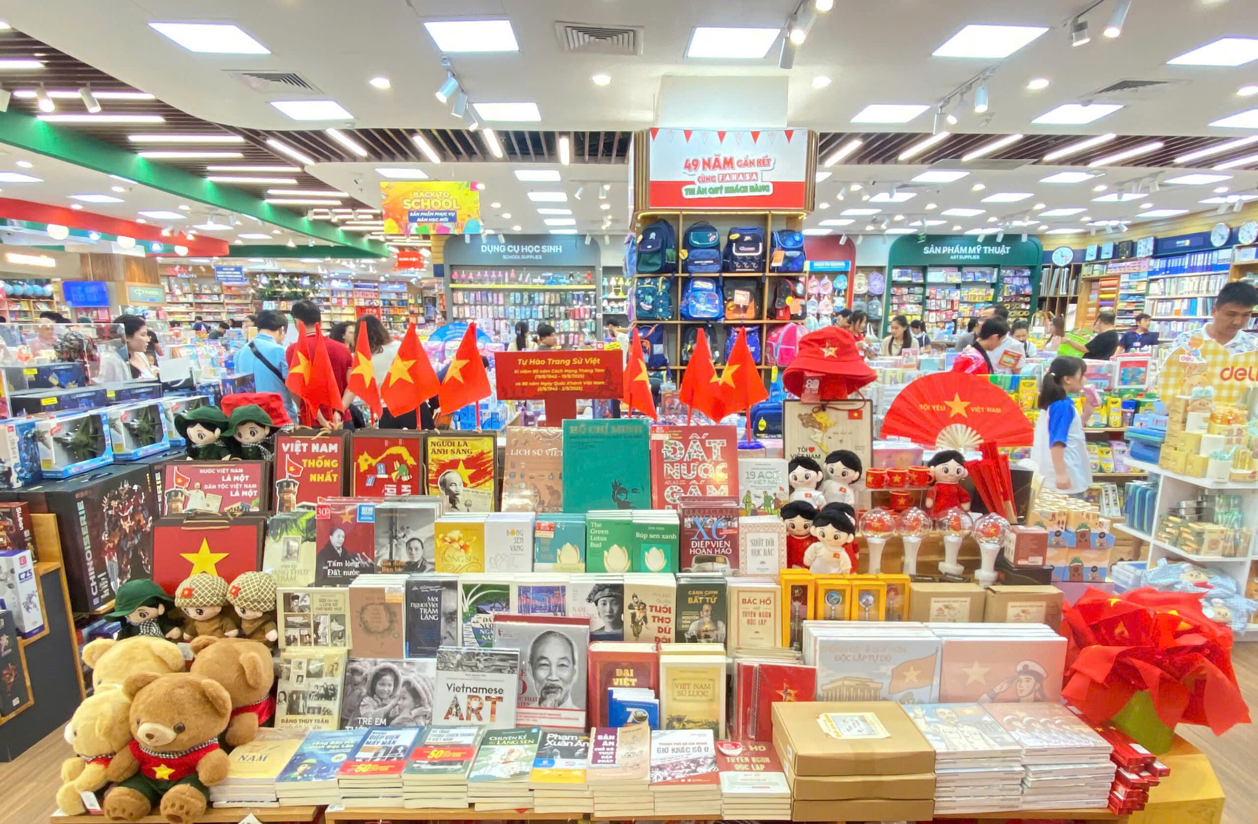 خیابان کتاب شلوغ برای استقبال از تعطیلات دوم سپتامبر - عکس ۲. Đường sách - Ảnh 2.