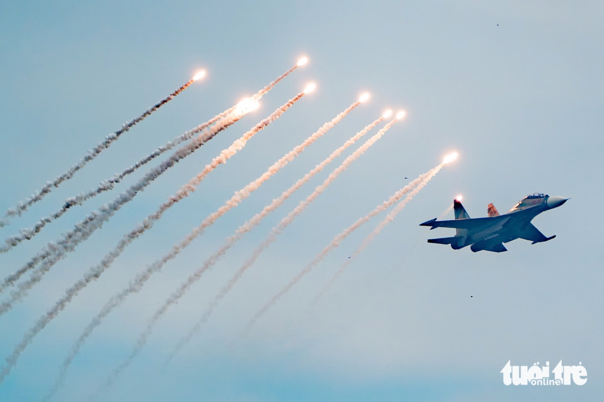 Tiêm kích Su 30-MK2 thả đạn nhiễu, trực thăng kéo cờ trên bầu trời thủ đô - Ảnh 1. tiêm kích - Ảnh 1.