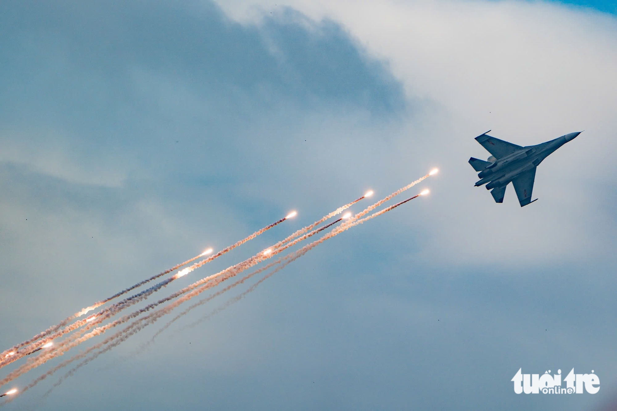 Tiêm kích Su 30-MK2 thả đạn nhiễu, trực thăng kéo cờ trên bầu trời thủ đô - Ảnh 7.