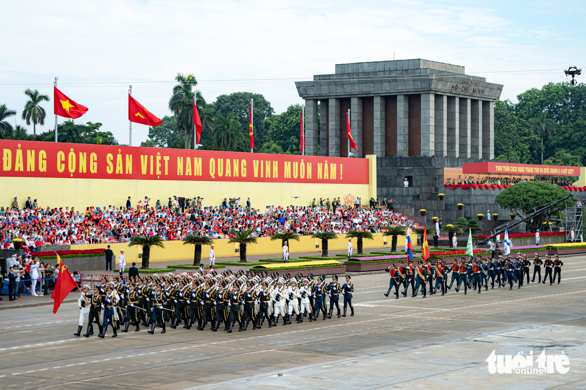 Hình ảnh quân nhân Nga, Trung Quốc, Lào, Campuchia sải bước trên quảng trường Ba Đình - Ảnh 1.