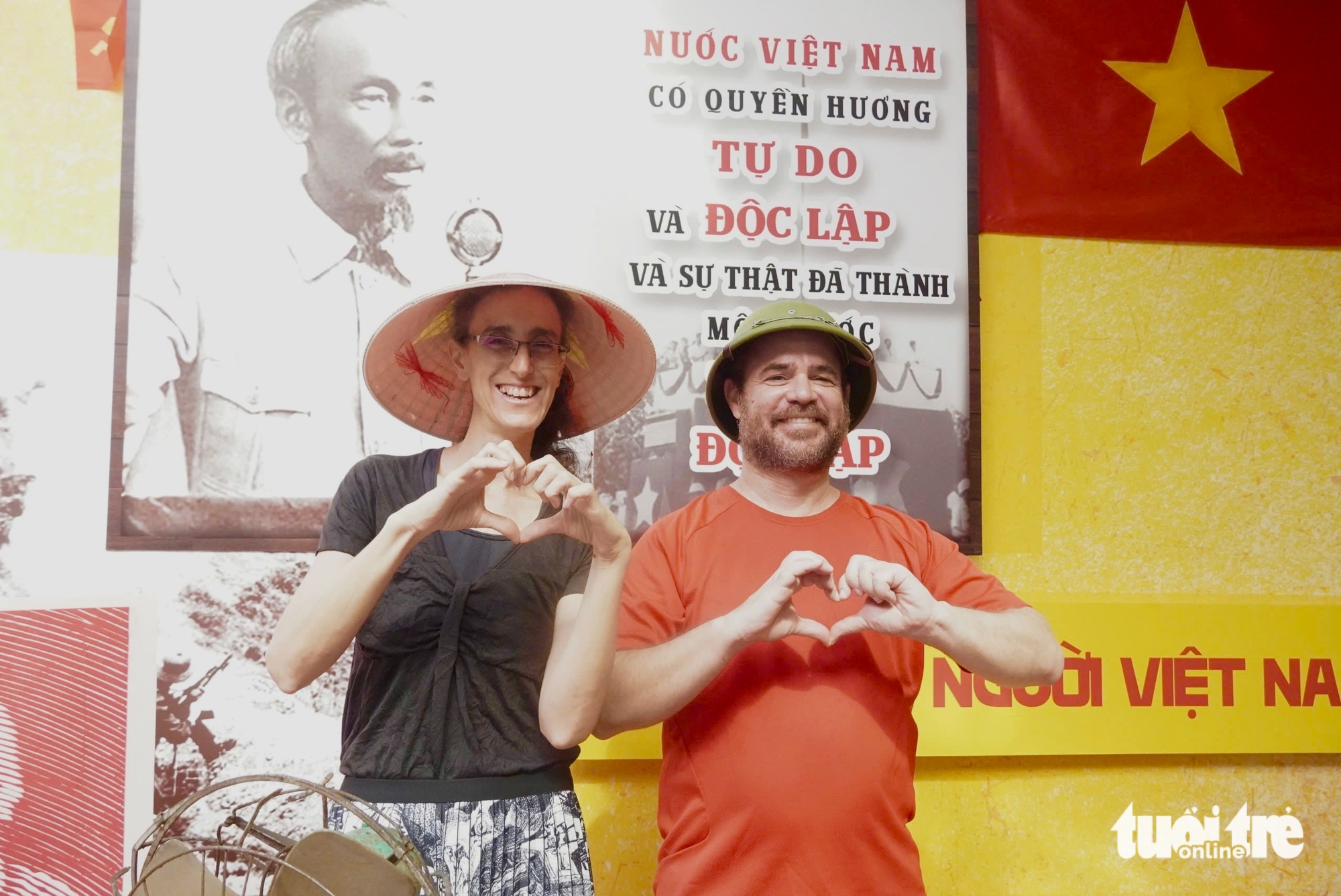Cặp đôi nước ngoài đến Hà Nội xem diễu binh 2-9: 'Chúng tôi yêu tinh thần Việt Nam' - Ảnh 1.