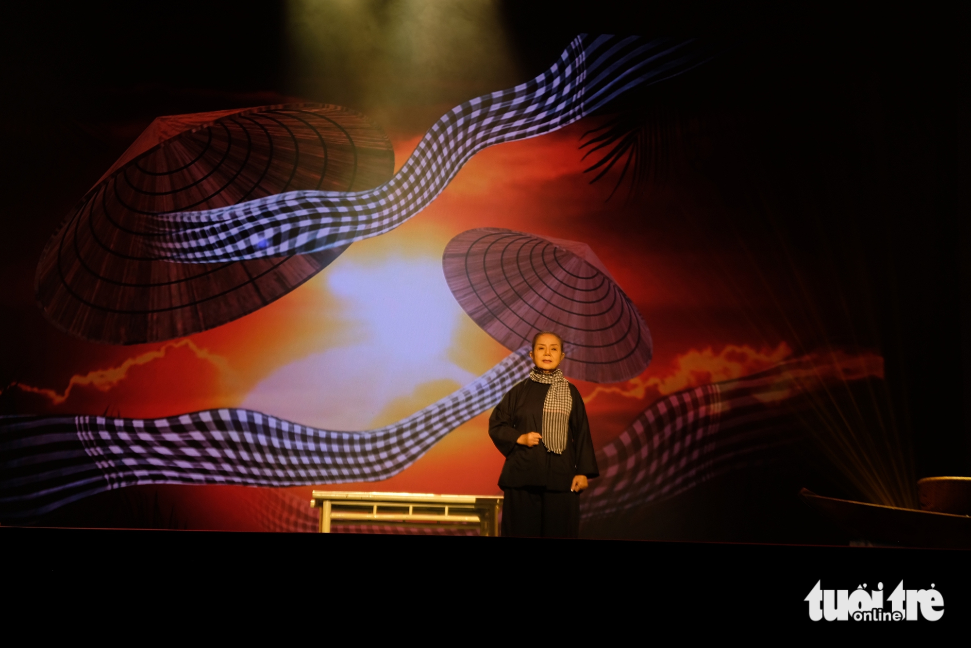 Kunstnerne Minh Vuong og Thoai Mieu føler seg glade og sunne når de kan synge på nasjonaldagen – bilde 2. Nghệ sĩ Minh Vương, Thoại Miêu thấy vui, khỏe khi được hát trong những ngày Quốc khánh - Ảnh 2.