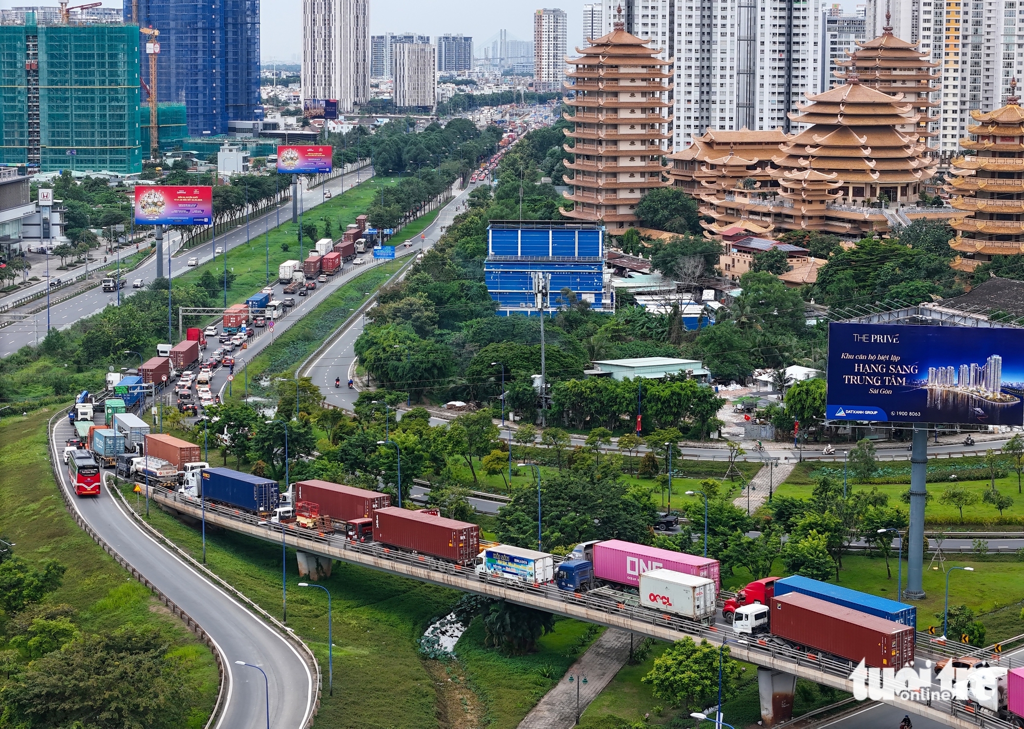 Cửa ngõ, bến xe TP.HCM ùn ùn xe cộ ngày đầu dịp lễ 2-9 - Ảnh 3.