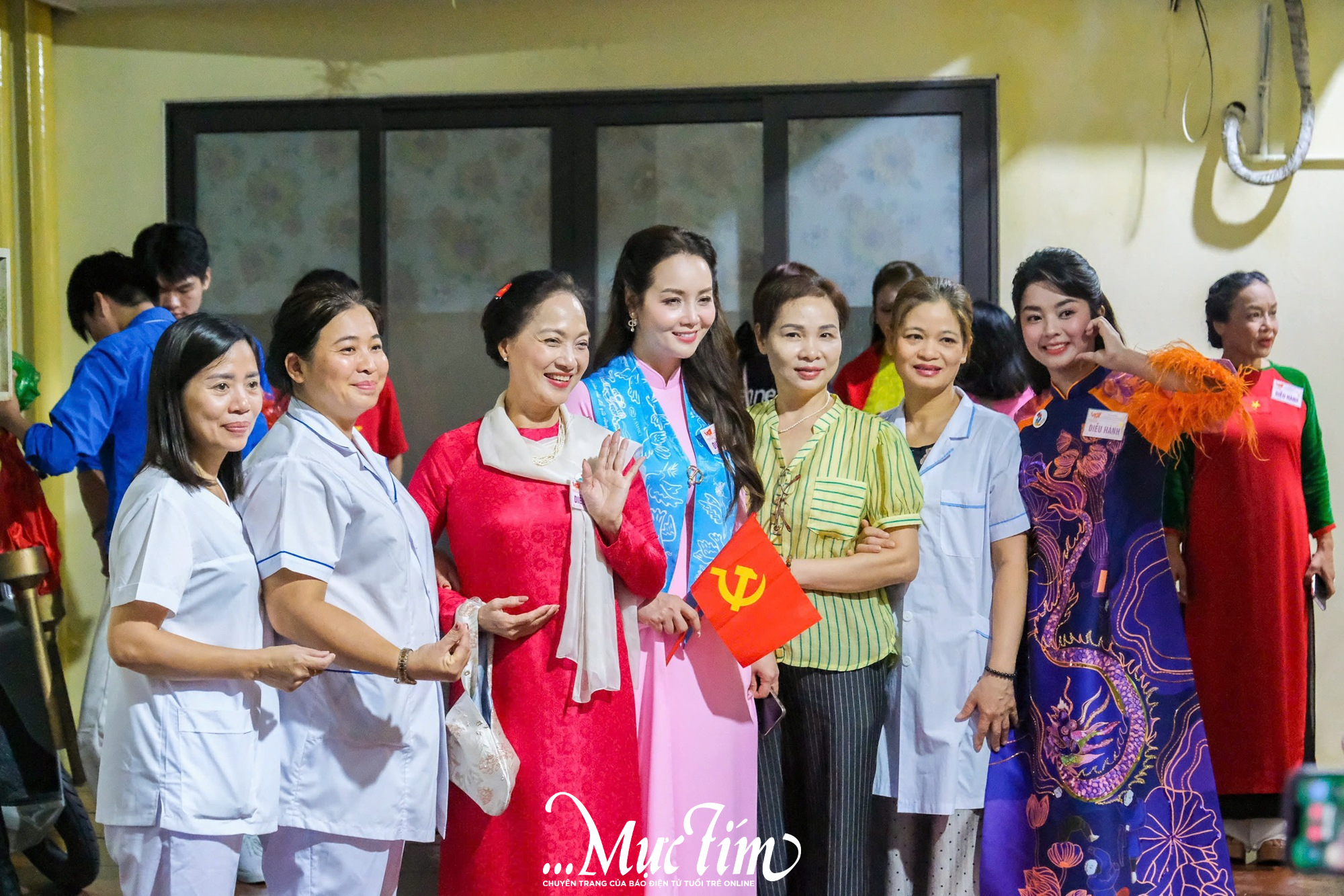 Dàn diễn viên Mưa đỏ tự hào bước đi giữa biển cờ hoà bình - Ảnh 5.