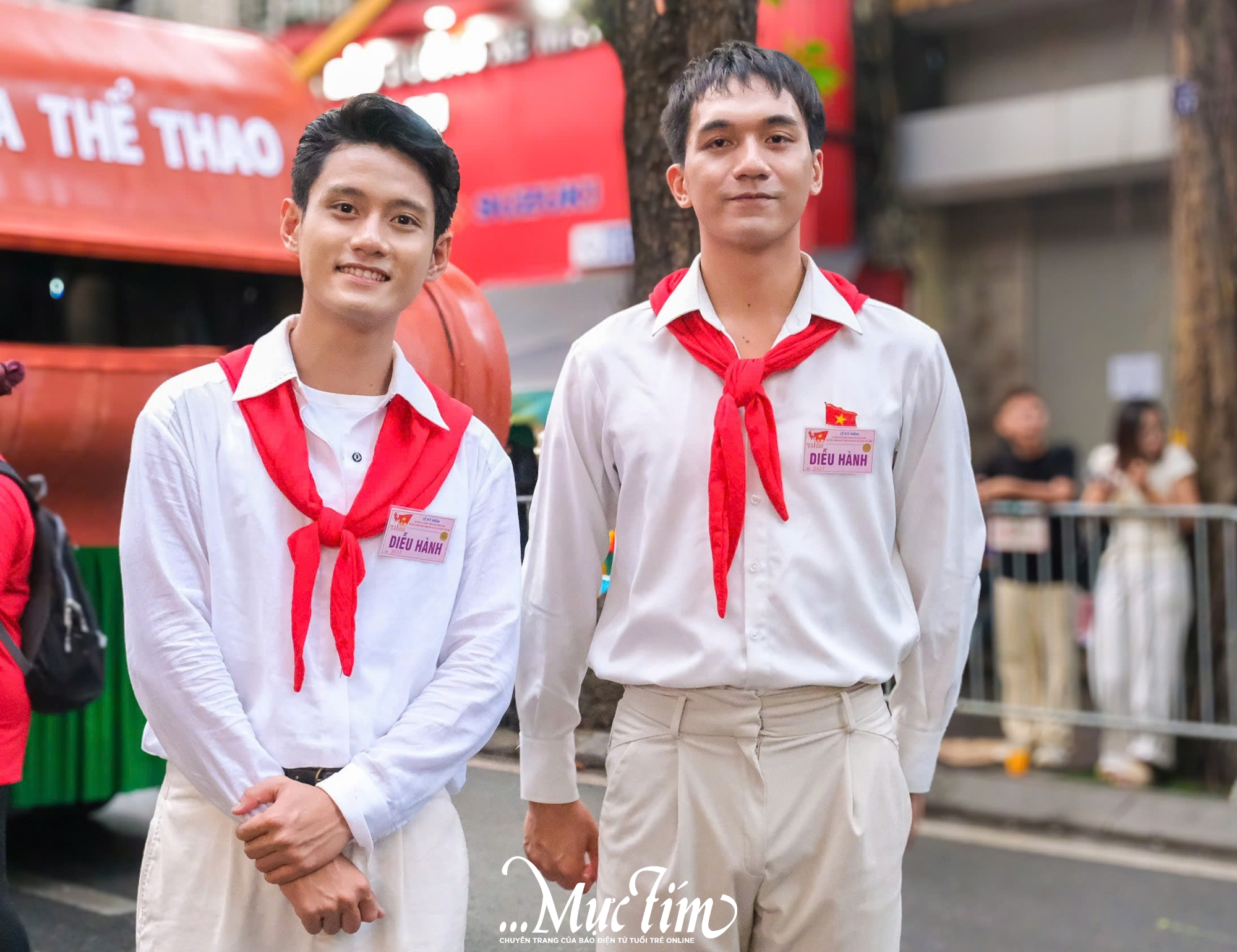 Dàn diễn viên Mưa đỏ tự hào bước đi giữa biển cờ hoà bình - Ảnh 7.