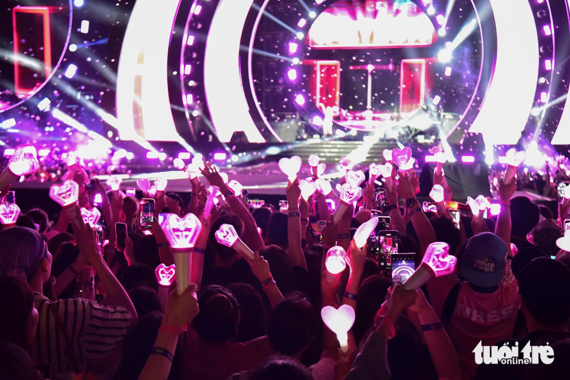 Taeyeon ze SNSD měla nehodu na pódiu, U-Know Yunho slíbil koncert ve Vietnamu - Foto 6. Taeyeon SNSD - Ảnh 6.
