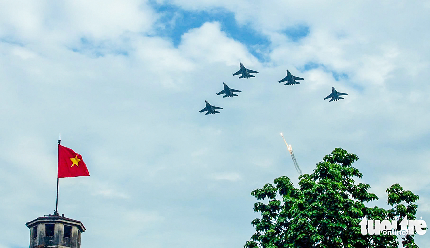 Vietnamese air force stages flyover in National Day parade rehearsal - Ảnh 8. Vietnamese air force stages flyover in National Day parade rehearsal - Ảnh 8.