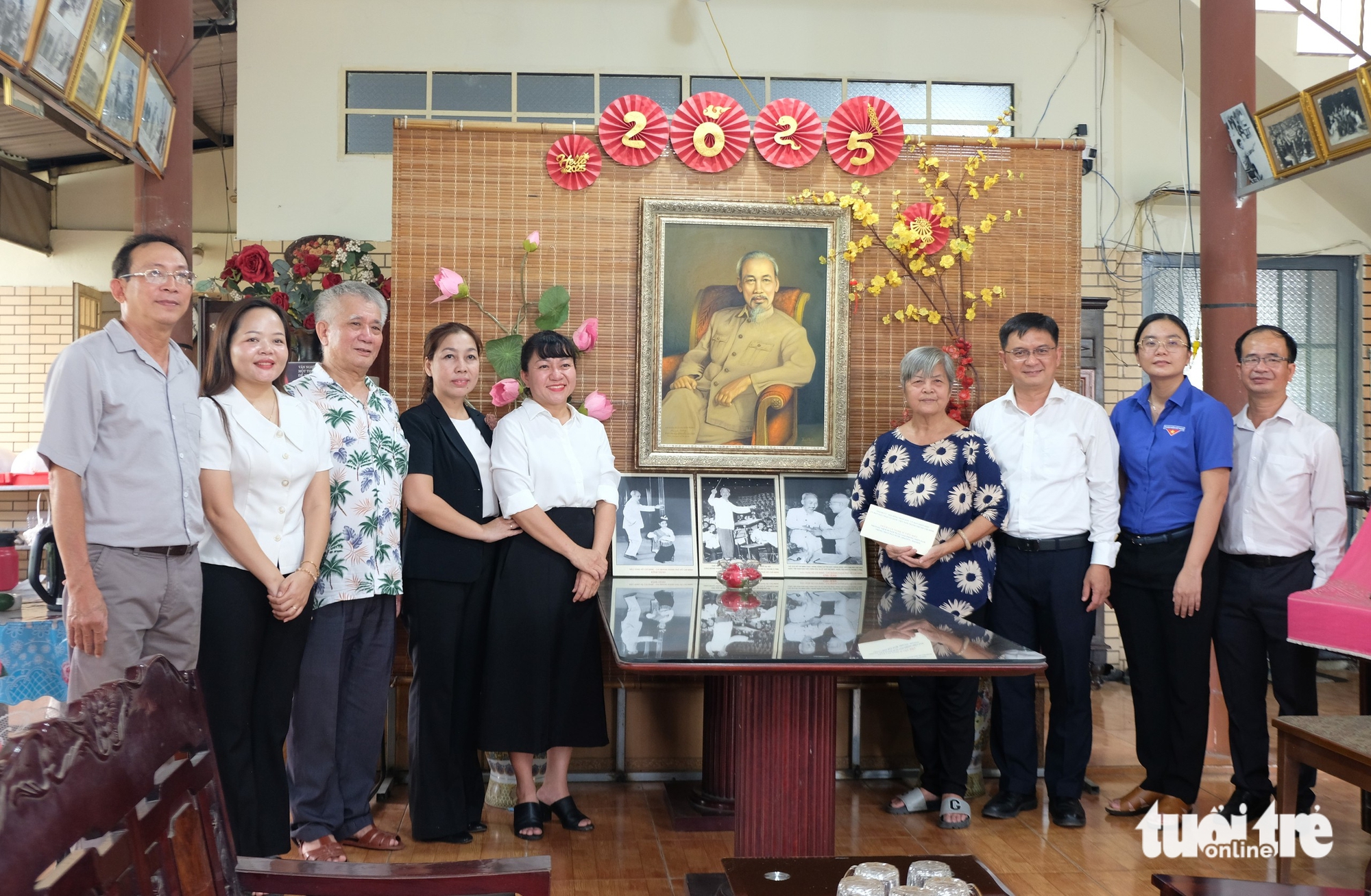 هنرمند فی ین هر ساله در ۲۷ جولای به یاد رفقایش سالگرد مرگشان را گرامی میدارد، به آنها ادای احترام میکند و آنها را ستایش و جشن میگیرد - عکس ۲. Tri ân các văn nghệ sĩ đóng góp to lớn cho văn hóa nghệ thuật của TP.HCM - Ảnh 2.